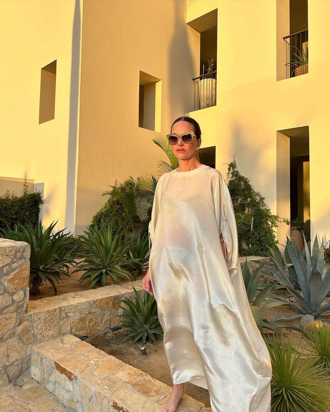 シンシア ローリーのインスタグラム：「Sliver kaftan, golden hour」