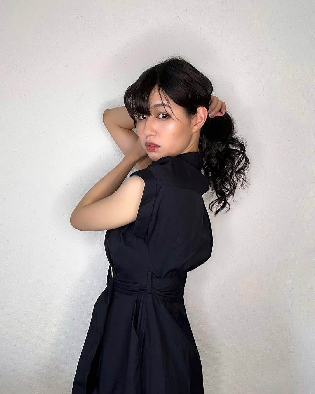 岩間夏美さんのインスタグラム写真 - (岩間夏美Instagram)「. . dress: @zara   髪が巻けるから ロングヘアが好き♪ くるくるに巻いてもらうの 特に好き🥰  でも最近は暑すぎて アップヘアになりがち笑 自分でもヘアアレンジ 上手にできるようになりたい✨  おすすめのヘアアレンジあれば 教えてください〜😊  ✺ ✳︎ ✺ ✳︎ ✺ ✳︎ ✺ ✳︎ ✺ ✳︎ フリーランスモデルとして活動しています💐 (遠方からのご依頼も受付中)  アパレル、ビューティー、ブライダルなど ショー、撮影、映像、MV対応可能です⸝⋆⸝⋆  ご依頼はDMまたはメールへお願いします▸◂  プロフィールや他の投稿はこちら ⇨ @iwama_natsumi  . . . . .  #ワンピース #コーデ #コーディネート #ワンピ #ファッション #今日のコーデ #ドレス #着痩せ #ザラ購入品 #ザラワンピース #黒ワンピース #ワンピースコーディネート #高身長女子 #ファッションモデル #zara #ootd」7月10日 18時00分 - iwama_natsumi