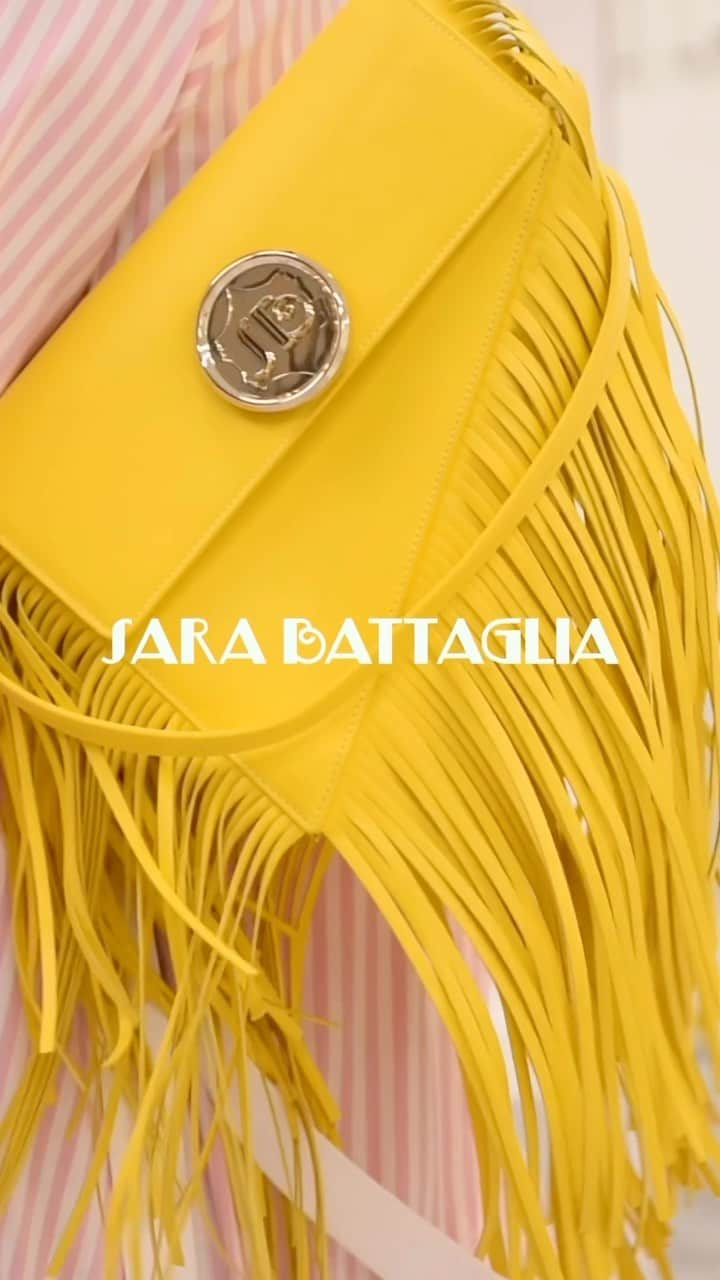 サラバターリアのインスタグラム：「EUPHORIA  bag dance #1   #SARABATTAGLIA」