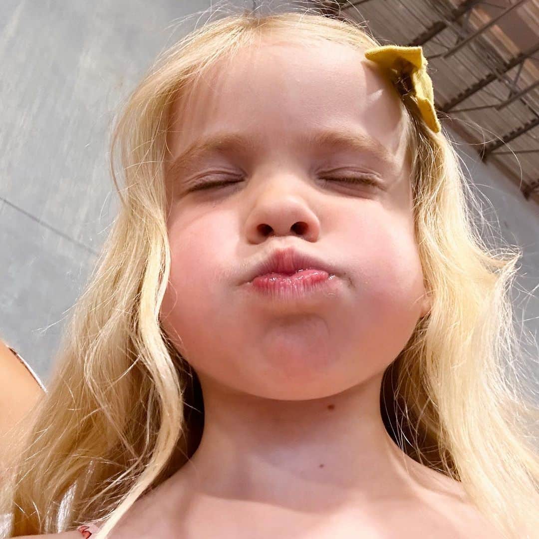 Cara Van Brocklinさんのインスタグラム写真 - (Cara Van BrocklinInstagram)「Some weekend snaps by Echo and muah. It consisted of 4 basketball games, a baseball game, a 5 mile run with a double stroller in 85° weather😳, swim afternoon, Costco run, movie night snuggles, and some more not as fun things we will leave out 🤣. But it was a good one🫶🏻」7月10日 3時55分 - caraloren
