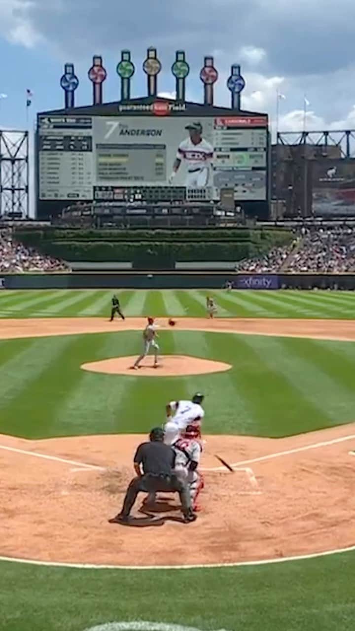 セントルイス・カージナルスのインスタグラム：「Glove flip and a beaut 🤯」