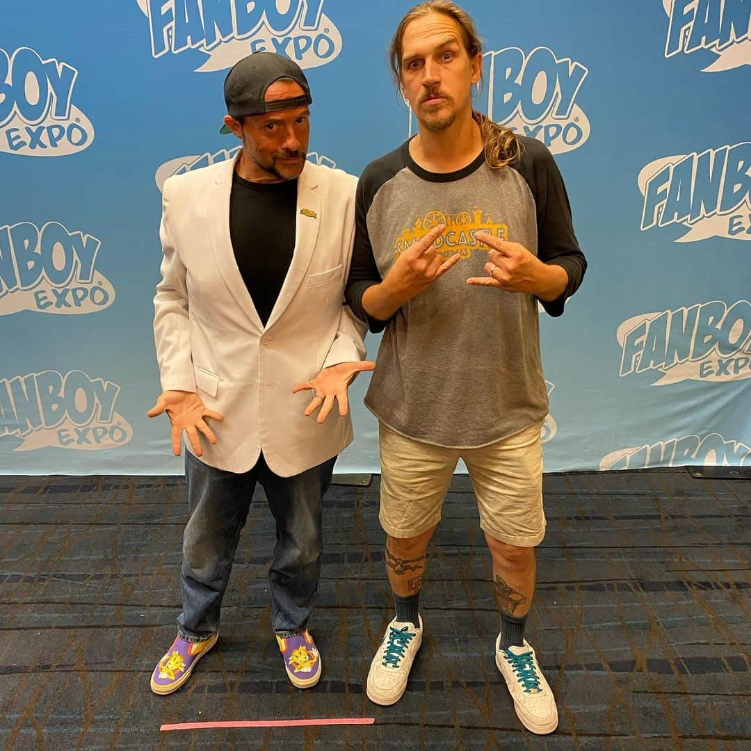 ケヴィン・スミスのインスタグラム：「Many thanks to everyone who came out to meet me & @jaymewes at @fanboy_expo on Saturday! If you’re out west in 2 weeks, come see us both at the @moobyspopup when we take over the @tinroofsandiego! The live podcasts are sold out but you can still eat a Cow Tipper at #moobys and grab pictures with me, Jay, @ralphgarman and @marcbernardin (link in my bio)! And if you’re gonna be down south next month, come find me at my last convention of the summer when I hit @geekdconshreveport August 18th -20th! I’ll be in #louisiana to sign stuff and take pics alongside #askewniverse icons Jay, @briancohalloran, #jeffanderson, @harleyquinnsmith, @jenschwalbach, @mingchen37, @joeylaurenadams and @marilynghigliotti! Get tickets for the #moobyspopup or #geekdcon at the link in my bio! #KevinSmith #thatkevinsmithclub」