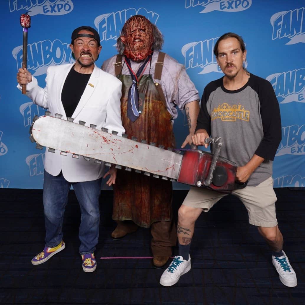 ケヴィン・スミスさんのインスタグラム写真 - (ケヴィン・スミスInstagram)「Many thanks to everyone who came out to meet me & @jaymewes at @fanboy_expo on Saturday! If you’re out west in 2 weeks, come see us both at the @moobyspopup when we take over the @tinroofsandiego! The live podcasts are sold out but you can still eat a Cow Tipper at #moobys and grab pictures with me, Jay, @ralphgarman and @marcbernardin (link in my bio)! And if you’re gonna be down south next month, come find me at my last convention of the summer when I hit @geekdconshreveport August 18th -20th! I’ll be in #louisiana to sign stuff and take pics alongside #askewniverse icons Jay, @briancohalloran, #jeffanderson, @harleyquinnsmith, @jenschwalbach, @mingchen37, @joeylaurenadams and @marilynghigliotti! Get tickets for the #moobyspopup or #geekdcon at the link in my bio! #KevinSmith #thatkevinsmithclub」7月10日 4時24分 - thatkevinsmith