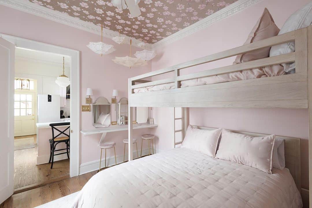 クリスティ・ルーカジアックさんのインスタグラム写真 - (クリスティ・ルーカジアックInstagram)「Welcome to the Magnolia bedroom in @sinnersandsaintsnola. We wallpapered the ceiling with this gorgeous gilded gold wallpaper to represent Louisiana”s state flower, the magnolia. 🤍   The parasols over the glam station are a nod the New Orleans tradition of the Second Line. ☂️   And we definitely needed a selfie moment in the mirror. 🌸 🌺 Wanna have your own selfie moment and book a stay here? Click the link in my bio for details!! 👆🏻👆🏻 #sinnersandsaintsnola」7月10日 4時26分 - christilukasiak