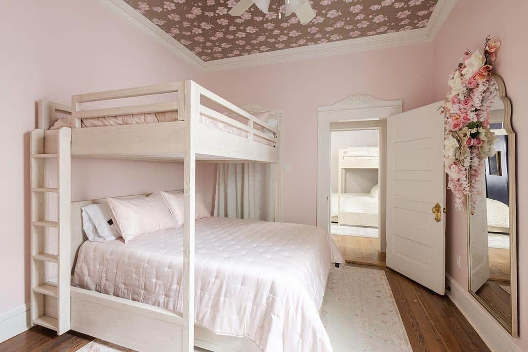 クリスティ・ルーカジアックさんのインスタグラム写真 - (クリスティ・ルーカジアックInstagram)「Welcome to the Magnolia bedroom in @sinnersandsaintsnola. We wallpapered the ceiling with this gorgeous gilded gold wallpaper to represent Louisiana”s state flower, the magnolia. 🤍   The parasols over the glam station are a nod the New Orleans tradition of the Second Line. ☂️   And we definitely needed a selfie moment in the mirror. 🌸 🌺 Wanna have your own selfie moment and book a stay here? Click the link in my bio for details!! 👆🏻👆🏻 #sinnersandsaintsnola」7月10日 4時26分 - christilukasiak
