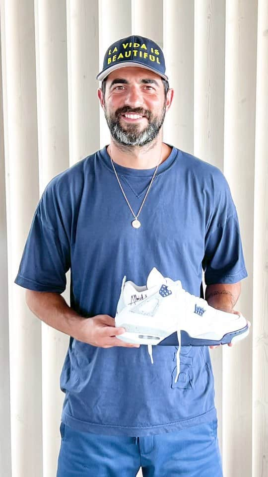 ラウール・アルビオルのインスタグラム：「¿Quieres llevarte estas Air Jordan 4 Midnight Navy firmadas por el campeón del mundo Raúl Albiol?  Pues lo tienes muy fácil, solo tienes que seguir estos sencillos pasos:  👉Lee atentamente todos los pasos por favor👈  🎁Saldrá 1 ganador aleatorio entre todos los que completéis los requisitos🎁  ✅️Para conseguir una participación en el sorteo deberás completar TODOS los pasos, hecho esto cada comentario con menciones diferentes valdrá por una participación ✅️  1️⃣ Seguir las cuentas @streamsneakersoficial ,  @raulalbiol33 y @campusalbiolgavilan  2️⃣ Darle "me gusta" a esta publicación   3️⃣ Comparte esta publicación en Stories y mencionar las 3 cuentas  4️⃣ Menciona en comentarios a 2 personas a las que sigas  ⚠️ Si tienes la cuenta privada manda captura de la mención en stories a @streamsneakersoficial   ⚠️ No caigas en timos, solo anunciaremos el ganador desde @streamsneakersoficial y desde esa misma nos pondremos en contacto con el ganador  🗓 El lunes, 31 de julio, publicaremos el resultado del sorteo en stories  🍀 ¡¡Mucha suerte!! 🍀」