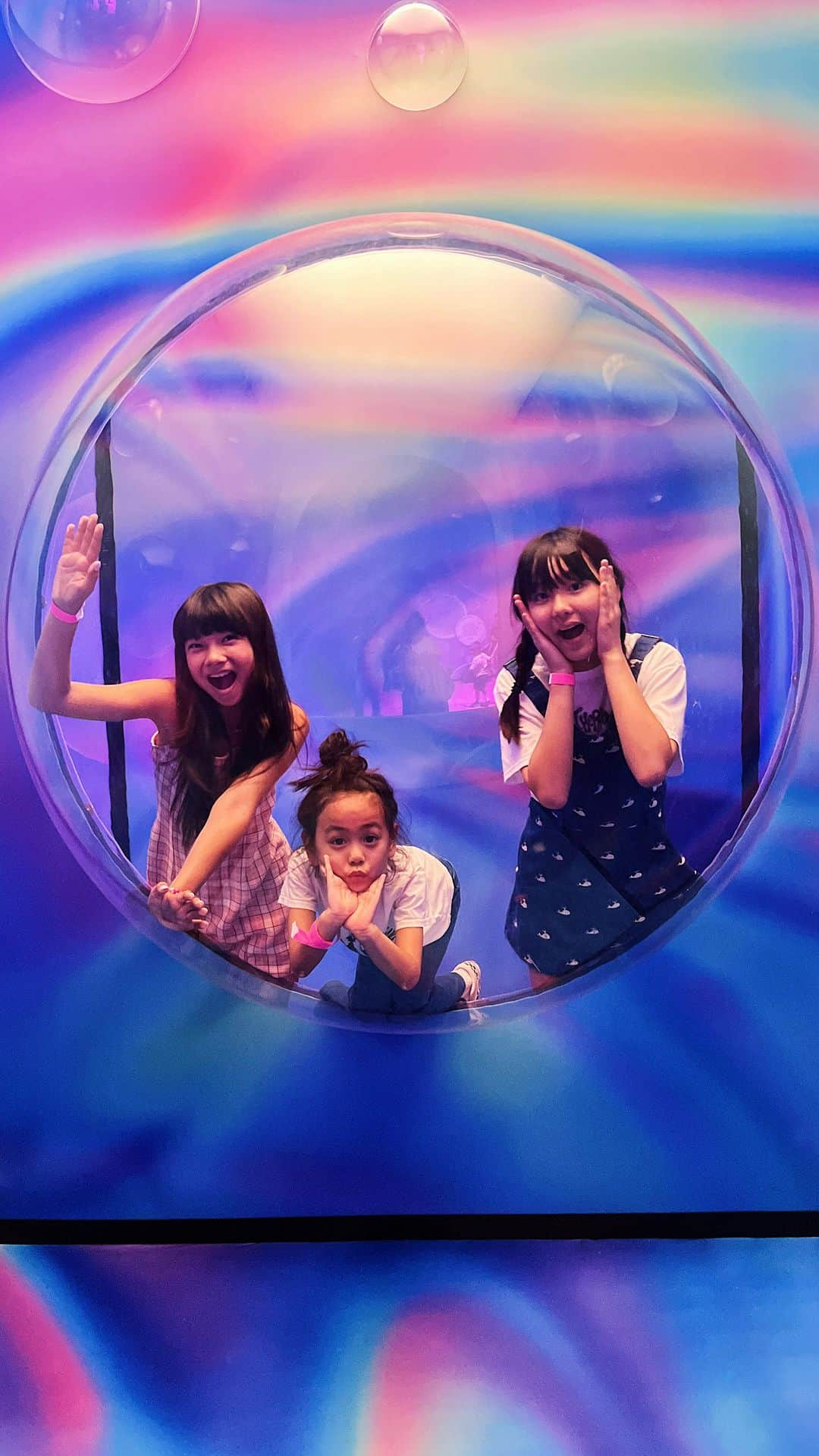 Zooey Miyoshiのインスタグラム：「The LA @bubbleplanetexperience in 5 seconds 🫧 @kaicech @maisassygirl」