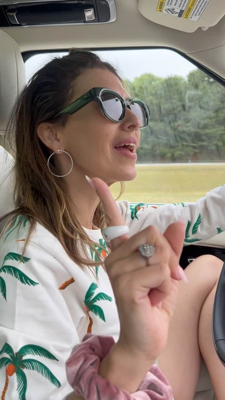 アレック・ボールドウィンのインスタグラム：「This is it. This is my reality. I’m lucky. @hilariabaldwin (Yes. Seatbelt.)」
