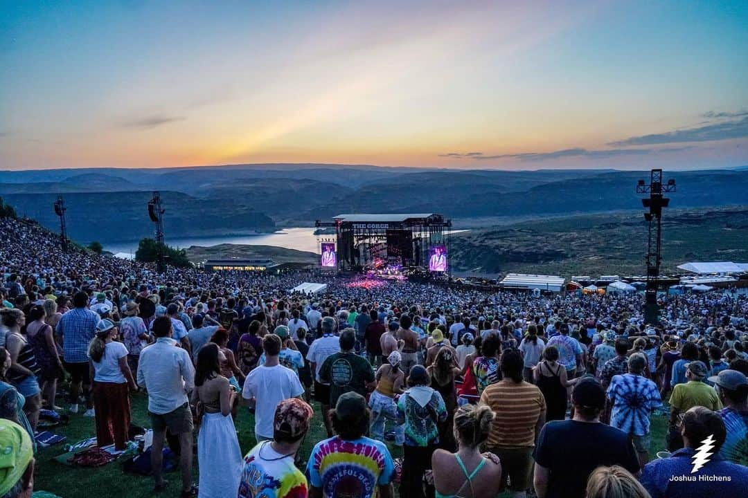 ジョン・メイヤーさんのインスタグラム写真 - (ジョン・メイヤーInstagram)「Two literal heaters (95°) at the Gorge this weekend. Heat x sweat x smoke x lights x music = a positively dreamy time. We’re all taking in our last looks at this paradise…and playing like it. See you in SF next weekend… ♥️⚡️」7月10日 4時42分 - johnmayer