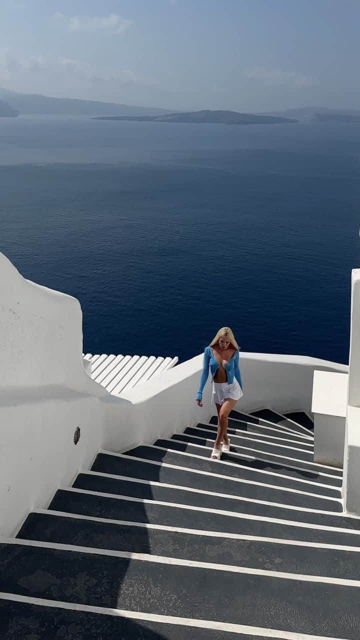 オリヤ・アブラモビッチのインスタグラム：「💙 Santorini walks」