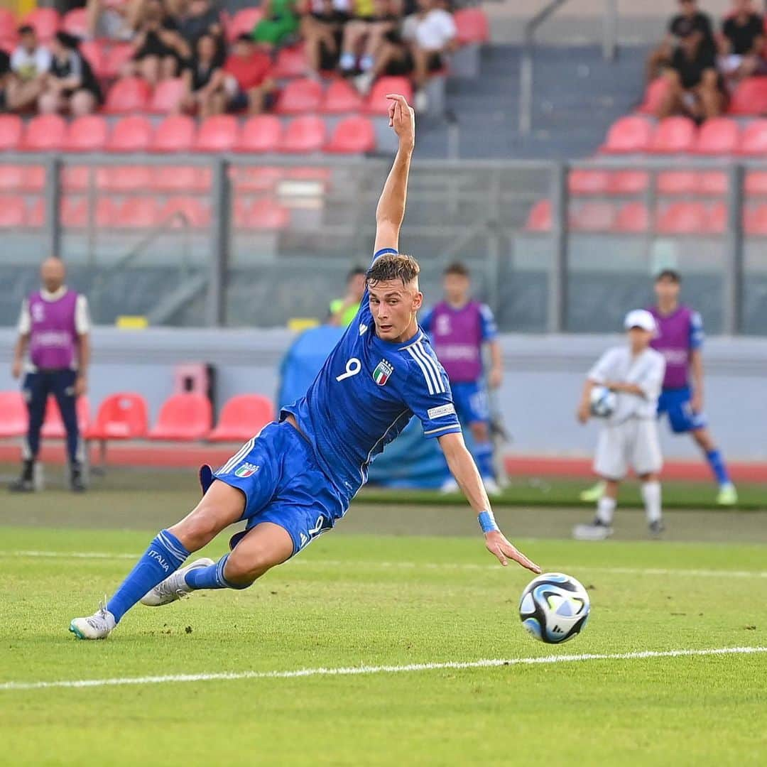 サッカーイタリア代表さんのインスタグラム写真 - (サッカーイタリア代表Instagram)「𝐒𝐄𝐌𝐈𝐅𝐈𝐍𝐀𝐋𝐄 🎯  Gli #Azzurrini pareggiano 1-1 con la #Polonia e passano il turno ✅  Ben fatto ragazzi! 👏🏻  The #Azzurrini draw 1-1 with Poland to get through to the semis. ✅  Well done, lads! 👏🏻  #U19EURO #Under19 #VivoAzzurro」7月10日 4時58分 - azzurri