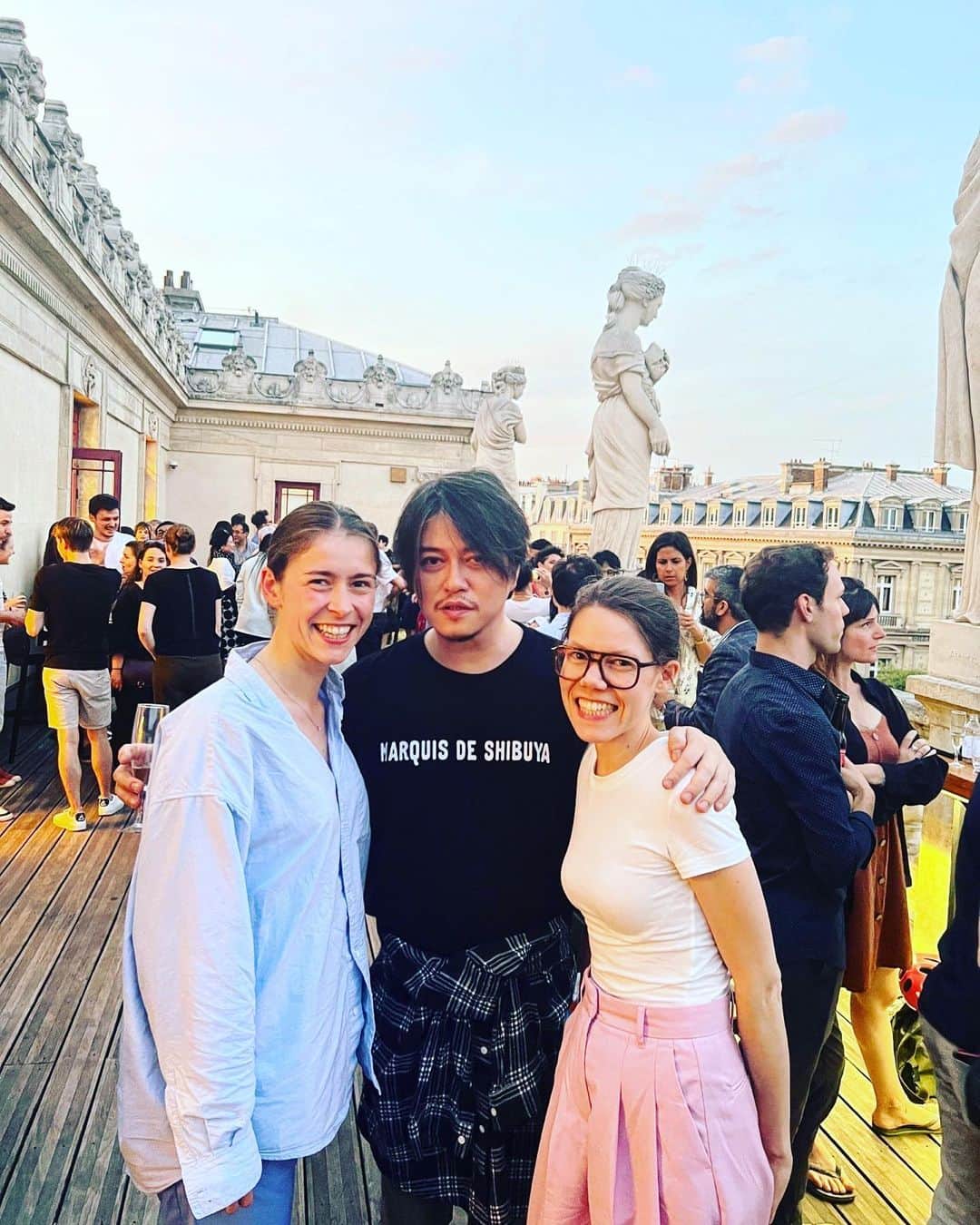 渋谷慶一郎のインスタグラム：「ベルリンから来てくれた @stallmann.galleries のリナと友人。後日、情熱的に感想を語ってくれた、ありがとう。  Lina from @stallmann.galleries from Berlin and her friend. She later passionately shared her thoughts with me, thank you.」