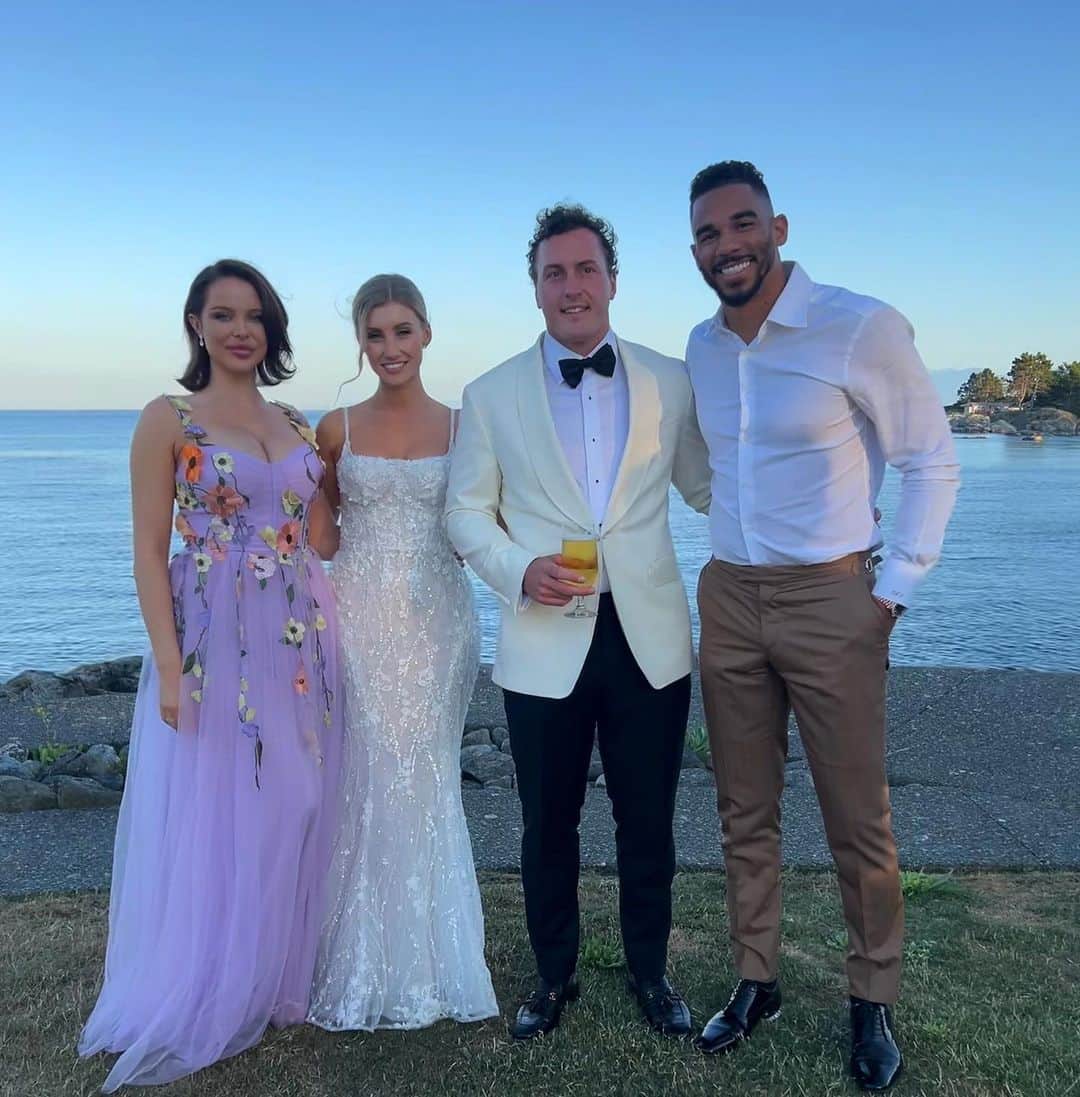 Mara Teigenさんのインスタグラム写真 - (Mara TeigenInstagram)「Weekend of love 💐 Congratulations to the stunning couple @eirose & @tysonbarrie4 on forever🤍」7月10日 5時07分 - marateigen