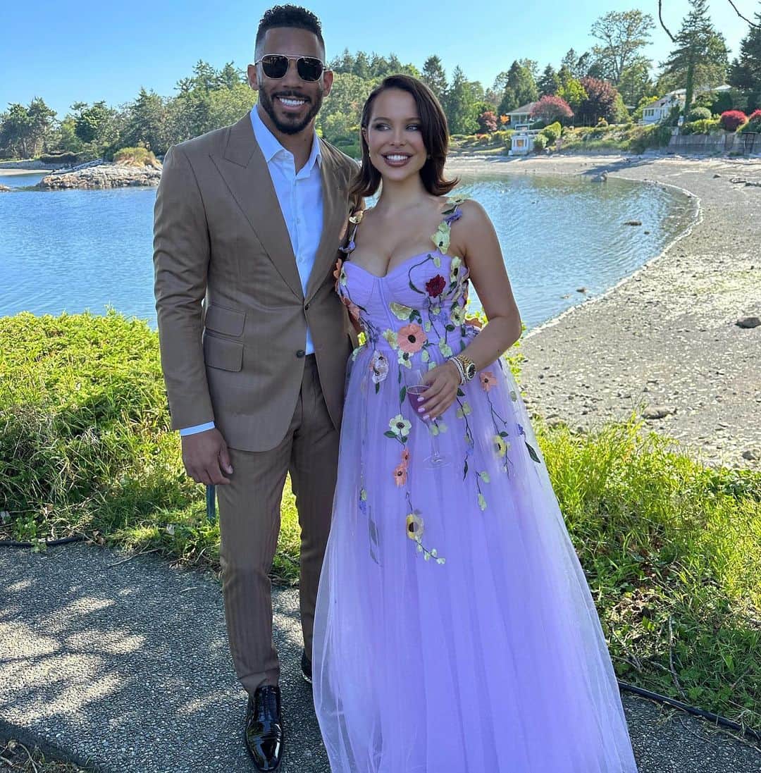 Mara Teigenさんのインスタグラム写真 - (Mara TeigenInstagram)「Weekend of love 💐 Congratulations to the stunning couple @eirose & @tysonbarrie4 on forever🤍」7月10日 5時07分 - marateigen