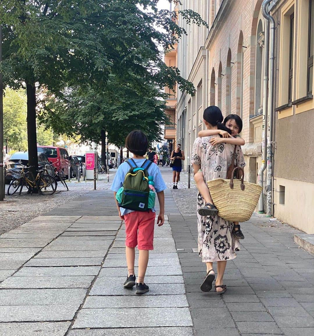 日登美さんのインスタグラム写真 - (日登美Instagram)「One sunny Sunday in Berlin.  Captured by dear @saena_chun ❤️  とある夏のベルリンの1日。」7月10日 5時17分 - hitomihigashi_b