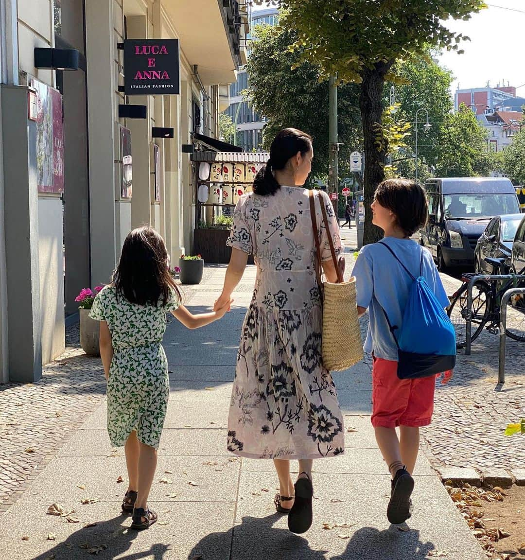 日登美さんのインスタグラム写真 - (日登美Instagram)「One sunny Sunday in Berlin.  Captured by dear @saena_chun ❤️  とある夏のベルリンの1日。」7月10日 5時17分 - hitomihigashi_b