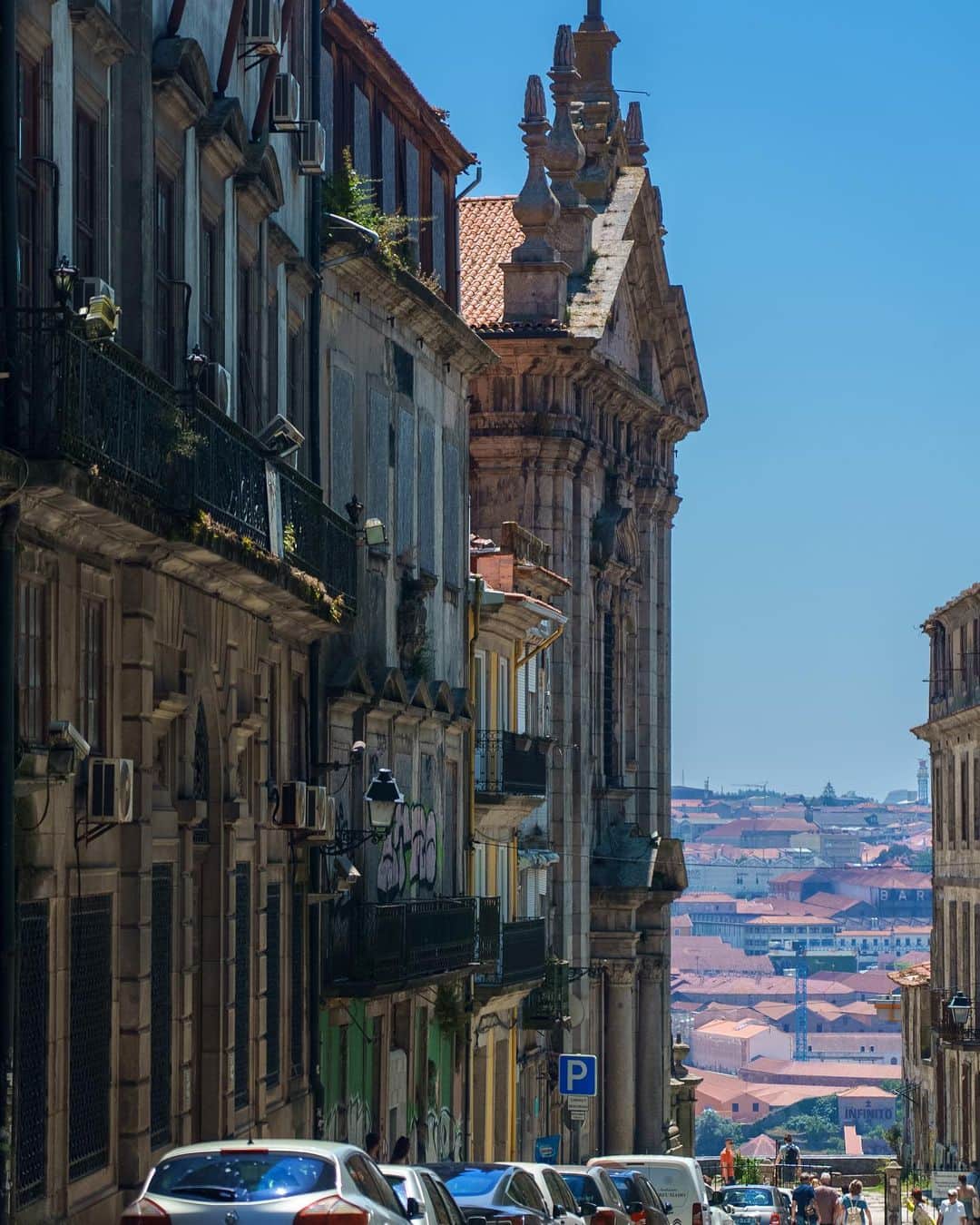 サイモンとマルティナさんのインスタグラム写真 - (サイモンとマルティナInstagram)「Every time I go to Porto, I fall more in love with it. What a gorgeous city. Here are a few stills, and a few of my favourite spots:  1. Museo d’Avó - This little “Grandma’s Museum” is a dark and cute restaurant covered in old toys and knick knacks from a generation long before mine. And they’ve got great little nibbles to eat. On their menu, the Prego no Pão was a small and simple sandwich of two thin meats and soft bread and uggggghhhhhmaagaaawd it was so good I ordered a second. Their prawns were nice, and their mushrooms were lovely too 2. Tasquinha Rebelo - a great little Tasca right by the train station. They had a little pork sandwich there that wasn’t on the menu, and it was also very good. I realize how much I ate little sandwiches in Porto. There’s another one, too. Damn I should have taken more pictures of the sandwiches.  3. Casa Guedes Rooftop - they’ve got this little sandwich made with really strong sheep’s cheese that’s so flavorful and overwhelms the sandwich in a good way if you’ve had a few glasses of wine, know what I mean?  Maybe?  Ok enough of my love of Porto sandwiches. I didn’t even mention the Franchesinha! Next time…  Pics unrelated lol.」7月10日 5時15分 - eatyourkimchi