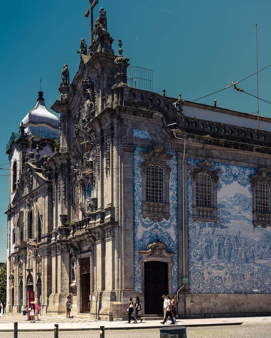 サイモンとマルティナのインスタグラム：「Every time I go to Porto, I fall more in love with it. What a gorgeous city. Here are a few stills, and a few of my favourite spots:  1. Museo d’Avó - This little “Grandma’s Museum” is a dark and cute restaurant covered in old toys and knick knacks from a generation long before mine. And they’ve got great little nibbles to eat. On their menu, the Prego no Pão was a small and simple sandwich of two thin meats and soft bread and uggggghhhhhmaagaaawd it was so good I ordered a second. Their prawns were nice, and their mushrooms were lovely too 2. Tasquinha Rebelo - a great little Tasca right by the train station. They had a little pork sandwich there that wasn’t on the menu, and it was also very good. I realize how much I ate little sandwiches in Porto. There’s another one, too. Damn I should have taken more pictures of the sandwiches.  3. Casa Guedes Rooftop - they’ve got this little sandwich made with really strong sheep’s cheese that’s so flavorful and overwhelms the sandwich in a good way if you’ve had a few glasses of wine, know what I mean?  Maybe?  Ok enough of my love of Porto sandwiches. I didn’t even mention the Franchesinha! Next time…  Pics unrelated lol.」