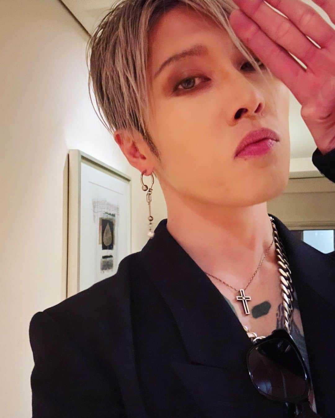 雅-MIYAVI-さんのインスタグラム写真 - (雅-MIYAVI-Instagram)「Brazil show day 🇧🇷  I was completely out of breath after the first few tracks… haha  Tho we had some technical issues, none of those were able to stop us from rocking out. We became one, connected by the music. Hope you all enjoyed the show.   Onstage, I exist solely for you. I pour my heart and soul into every performance, every second, no matter what happens.  Hope to return to Brazil and neighboring countries all across South America soon . - Also a big shout out to my amazing Co-myvz from Chile, Argentina and beyond for coming over too.   Love you all.  Também gostaria de agradecer à fantástica equipe da @followhwstar por essa maravilhosa oportunidade e pelo trabalho árduo.  Espero vê-los novamente em breve. Amo vocês.  ガチライヴ、久々すぎてバテた。  笑  今回も機材ふくめ色々トラブルあったけど、もはやあんま関係なくなってきたよね。その瞬間にできる全てのことを全力で全うする。それ以外にない。  ステージの上で、僕はオーディエンスのみんなのために存在する。自分の持つ全てを捧げる。それのみ。  最近、アコースティックふくめステージ演奏するたびに、やっぱステージで演奏するのは楽しいなあ、もっとライヴしてみんなと踊って叫んで一つになりたいなあと、心底感じてるよ。  いつも愛と気合いをありがとう 地球の裏側まで届きました  🫡」7月10日 5時29分 - miyavi_ishihara
