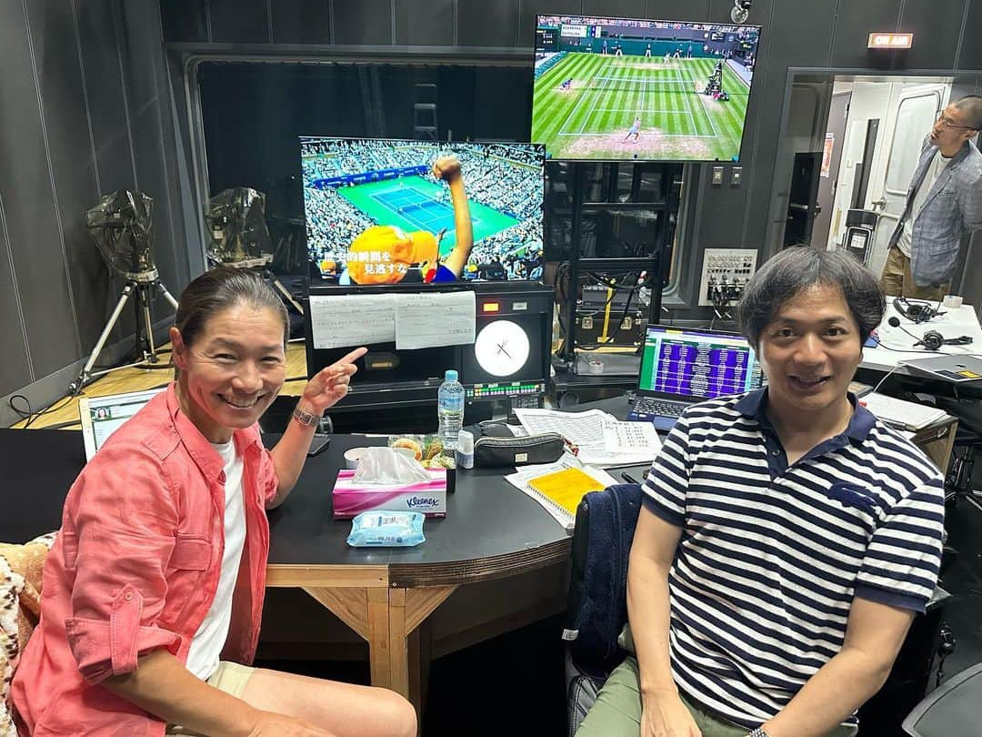 伊達公子さんのインスタグラム写真 - (伊達公子Instagram)「Wimbledon  DAY7 シフィオンテクvsベンチッチ　4回戦 解説に入りました。 実況は山田さんでした。 シフィオンテクはベンチッチ2本のマッチポイントを凌いでの逆転勝利 終わったのが4:30am過ぎてました。 朝陽の中、帰ってきました。 すっかり明るいけどさて早く寝ないと…です。  #伊達公子 #kimikodate  #テニス  #テニスプレイヤー #tennis  #tennisplayer #2023年7月9日 #day7 #大会7日目 #wimbledon #wimbledon2023 #全英オープンテニス #全英オープンテニス2023 #london #ロンドン #wowow #wowowテニス #wowowテニスアンバサダー  #解説」7月10日 5時30分 - kimiko.date