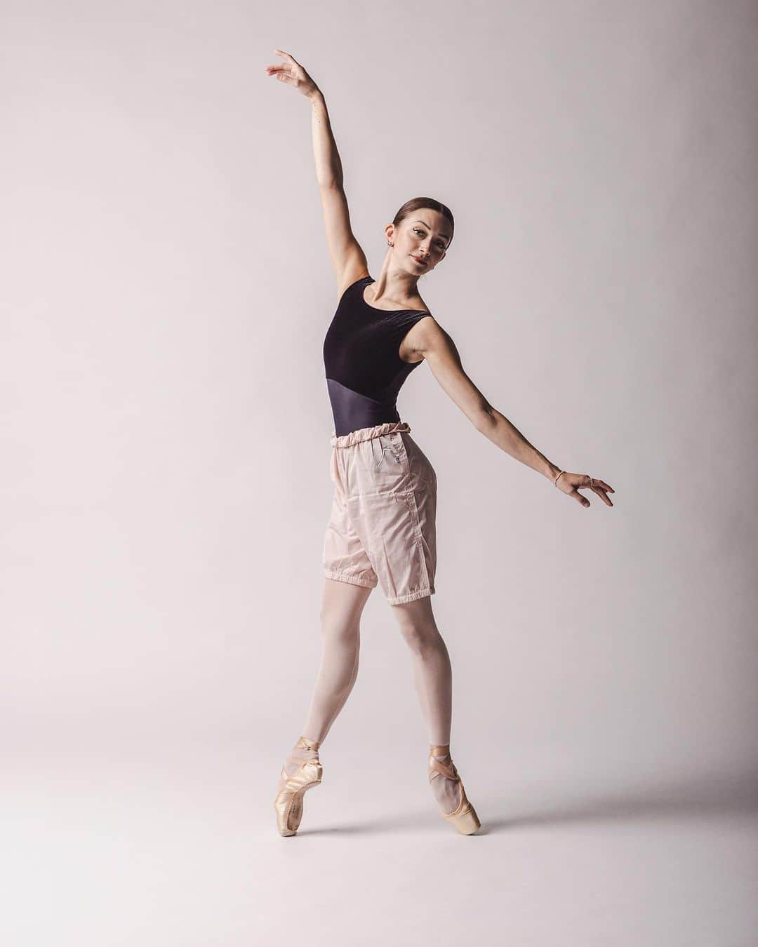 Ballet Is A WorldWide Languageさんのインスタグラム写真 - (Ballet Is A WorldWide LanguageInstagram)「A chance to win our light pink trashbag shorts? Sounds like a dream! Scroll 1 post back and learn how to enter 🩷  #worldwideballet」7月10日 5時35分 - worldwideballet