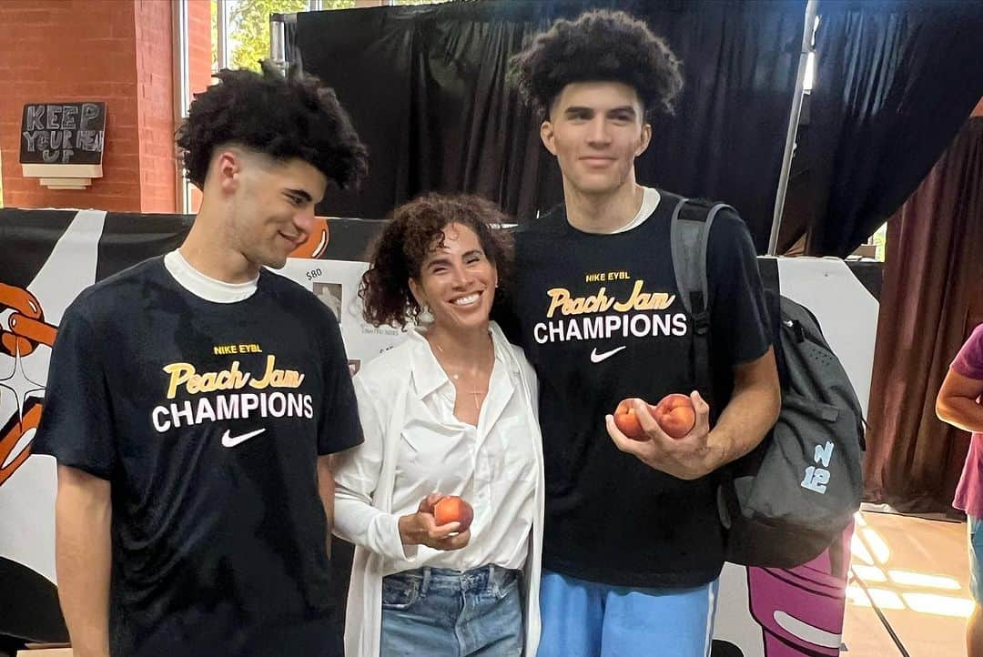 カルロス・ブーザーさんのインスタグラム写真 - (カルロス・ブーザーInstagram)「Back 2 Back 🍑 Jam Champions!!!! 📷: @holytoledophoto #holdat」7月10日 5時46分 - mrcbooz