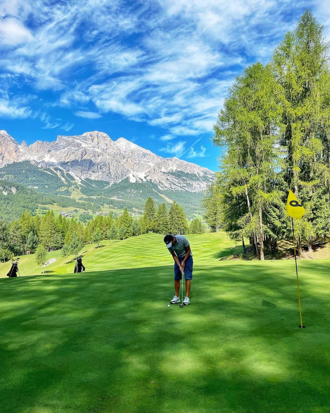 ヴァレンティーナ・マルケイさんのインスタグラム写真 - (ヴァレンティーナ・マルケイInstagram)「Sopravvivere ad un matrimonio in Veneto ✅ #weekendampezzano   1. Per quelle che hanno chiesto del vestito, i tag sono sotto😂  2. 👋🏻 3. Il Cristallo ⛰️ 4. La vastità  5. Andy, l’unico vero atleta di casa 🏌️ 6. Posto PREFE nel mondo @sanbrite_official  7. Amici e matrimonio da sogno❤️  👗 @missoni  👚 @liujocortina」7月10日 5時49分 - valemarchei14