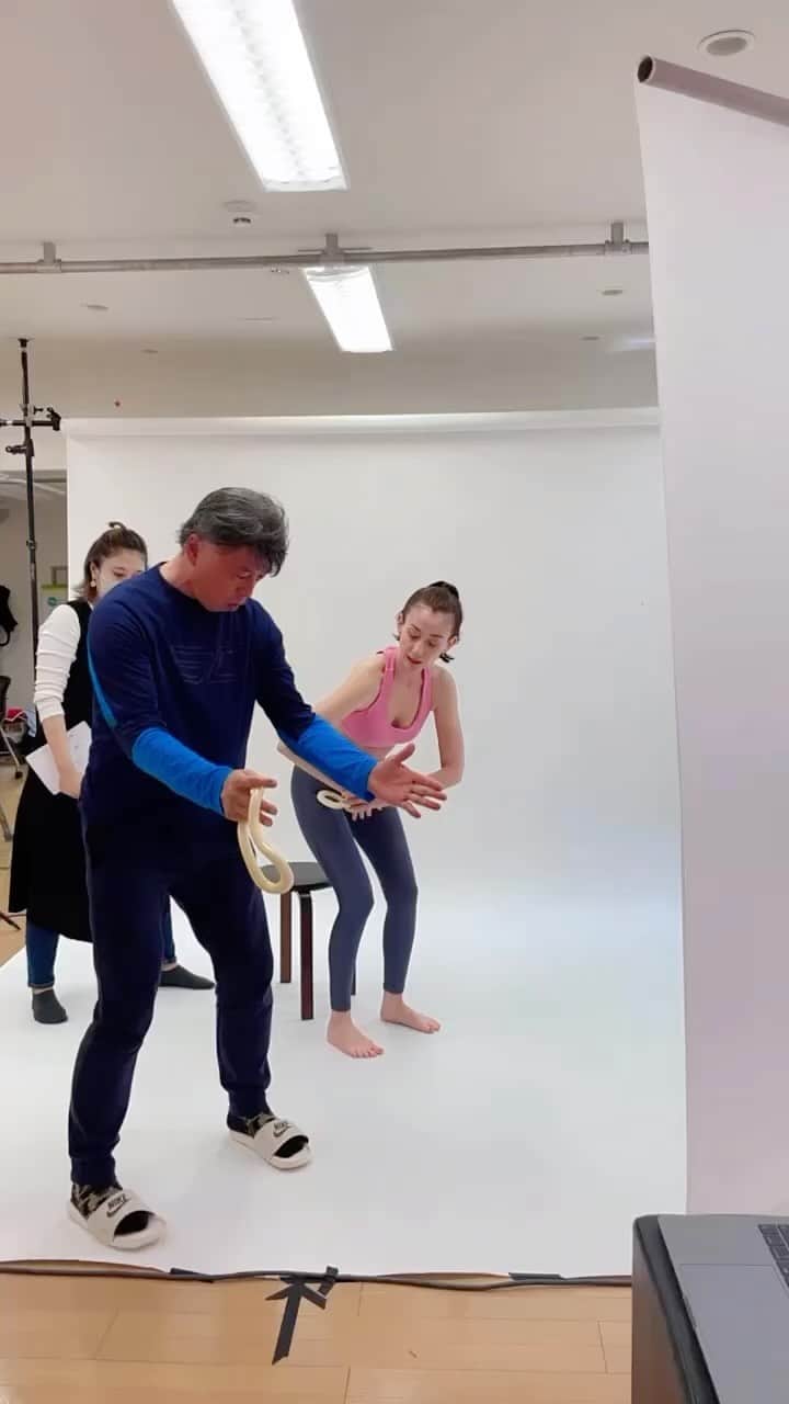 アリスのインスタグラム：「ウェーブストレッチリングで体幹強化、柔軟性、ほぐしと伸ばし 鍛えたい部位に効くぅー💦」