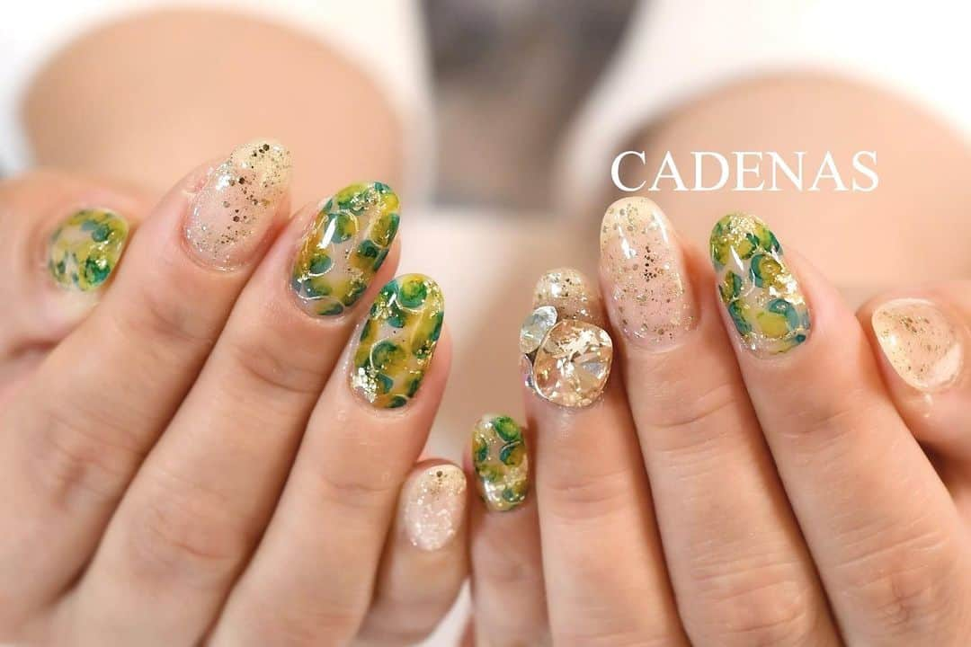 Yuka Maeda ::manicurelistのインスタグラム：「. . Salon data▼ ＝＝＝＝＝＝＝＝＝＝＝＝＝＝＝＝＝＝＝＝ . CADENAS -nail eyelash salon- ●Nail artist  @yuka.maeda  @yuki_cadenas @mai_cadenas ●eyelash　@cadenaseyelash  ゲストに愛と感動を…♡ . 【 LINE ＠cadenas 】 ご予約/お問い合わせはLINEよりお気軽に🤲 ▶︎▶︎#cadenasnail デザインアップしてます♡  price…★⭐︎Instagram特別キャンペーン中⭐︎★ . 「インスタ見たよ👀」と LINEからご予約で特別プライス7500円！！ . ※ご新規様限定 ※キャラクターや特殊なエレメント等のみ 別途料金いただく場合ございます🙇🏻‍♀️ . . price…初回8000円（オフ込み） access…大阪市北区堂山町16-1  中崎町駅  徒歩5分 /  梅田駅  徒歩6分 . tel… 06-4792-8617 ＝＝＝＝＝＝＝＝＝＝＝＝＝＝＝＝＝＝＝＝ . . .  #中崎町ネイル #梅田ネイルサロン #大阪ネイルサロン #関西ネイルサロン #インスタネイル #instanails #instanail #フラワーネイル #ネイルサンプル #ぴんくネイルデザイン  #ネイルブック #6月ネイル #ネイルチェンジ #今月のネイル #にゅーねいる #Springnails #夏ネイル  #押し花ネイル #春ネイル #네일아트 #네일스타그램 #귀여운네일 #무광네일  #女子力ネイル #bluenails #スプリングネイル #cadenasyuka  #cadenasnail #nailsdesign」