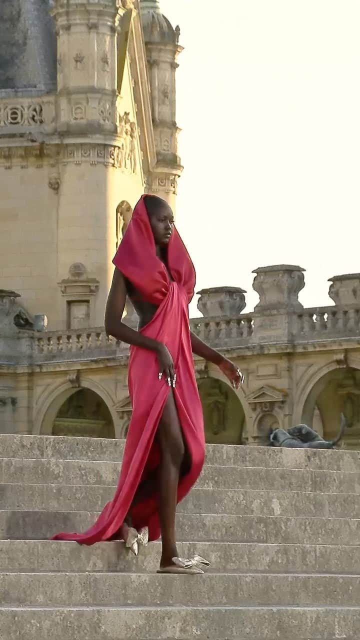 のインスタグラム：「Valentino “Un Château” An idea, a representation, a metaphor.   Flowing garments are cut and draped to reveal and conceal the body, bringing humanity into the conversation. Watch the entire show as it was seen this week outside of Paris, online now.    Soundtrack by @ANOHNI Makeup: @valentino.beauty #ValentinoUnChateau #ValentinoHauteCouture」