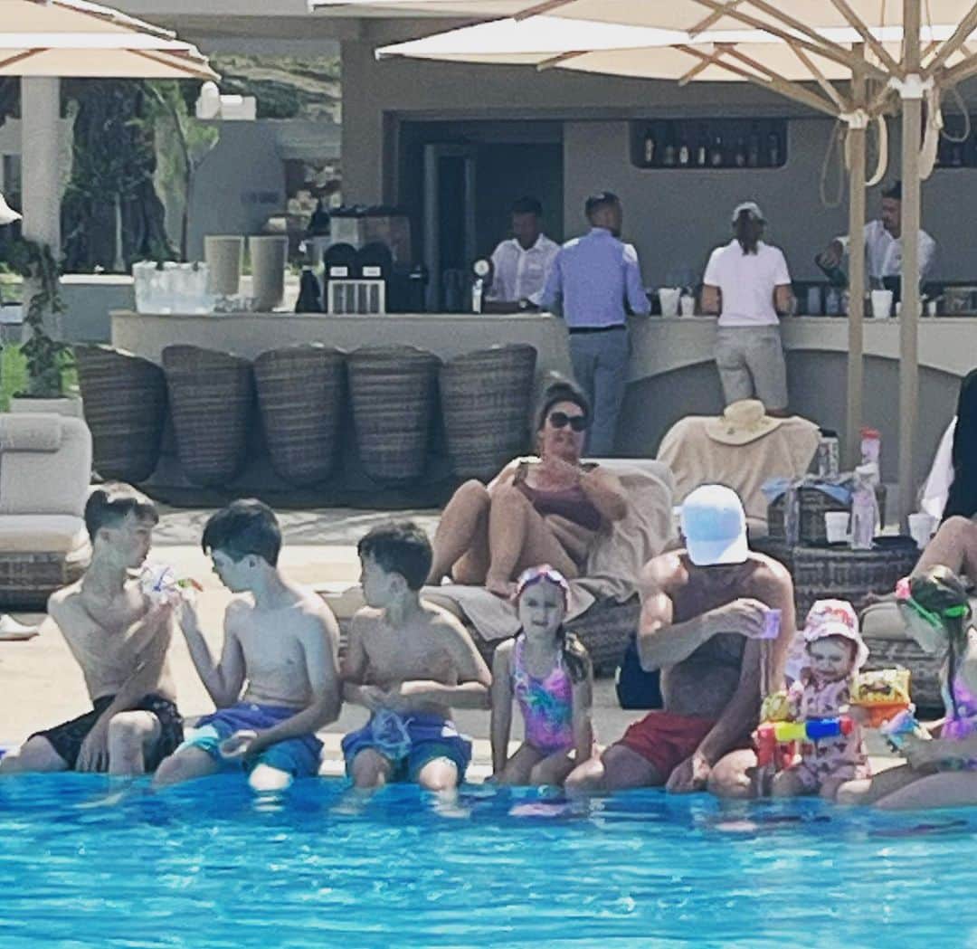 ブライアン・ロブソンのインスタグラム：「Me and my grandkids 🌎🤍☀️」