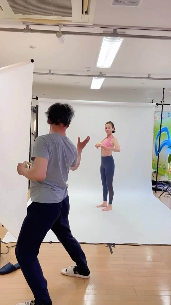 アリスのインスタグラム：「牧直弘先生監修のストレッチリングmookbook7月12日発売❣️  ご覧ください❤️❤️  ふぅ〜〜効くぅ〜🙈🐒」