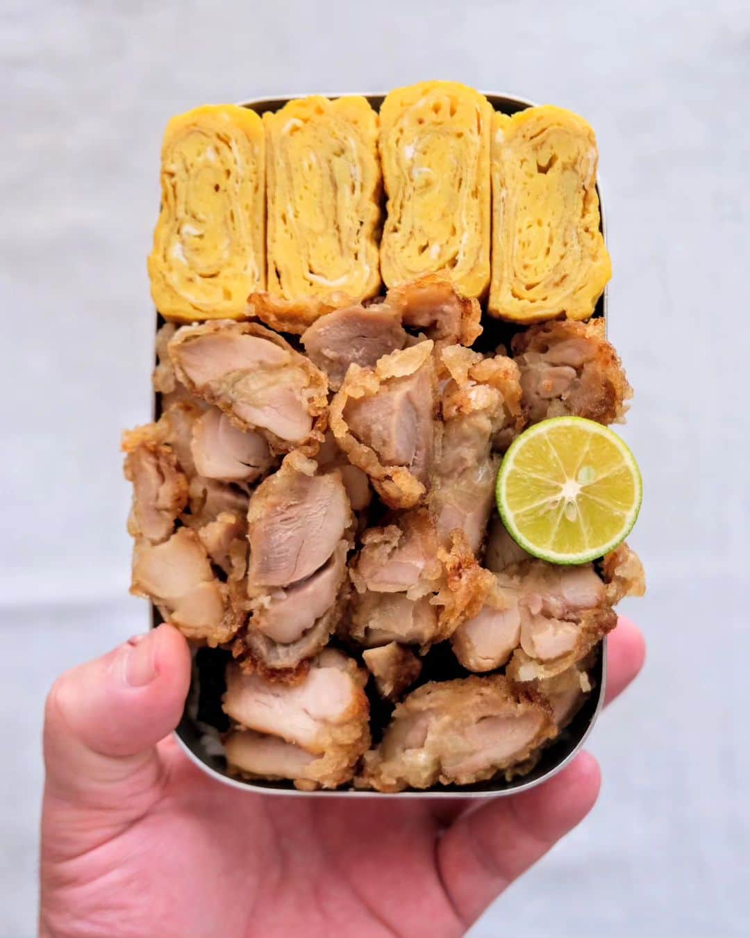 わたをのインスタグラム：「のり弁  残りもの唐揚げを刻んで詰めたろう👴🏼 すだち絞って食べたろう👴🏼  #わた弁 #弁当 #お弁当 #徳島 #のり弁 #唐揚げ #bento #Yummy #delicious #Japan #Japanesefood #Japaneselunch #bentobox #lunchbox」