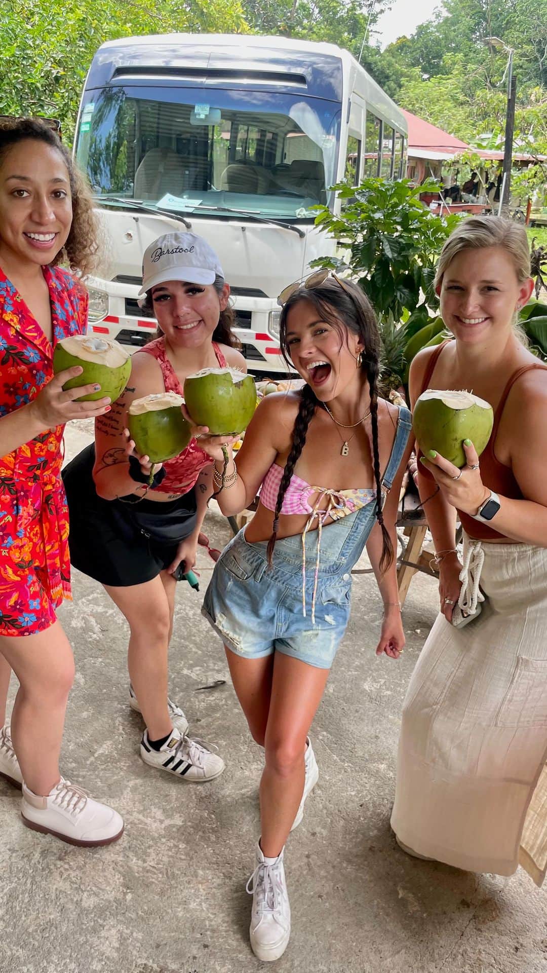 Brooke Marie Hylandのインスタグラム：「Can’t thank the Elizondo Herrera family enough for hosting us 👩‍🌾🥥🍍🦥」