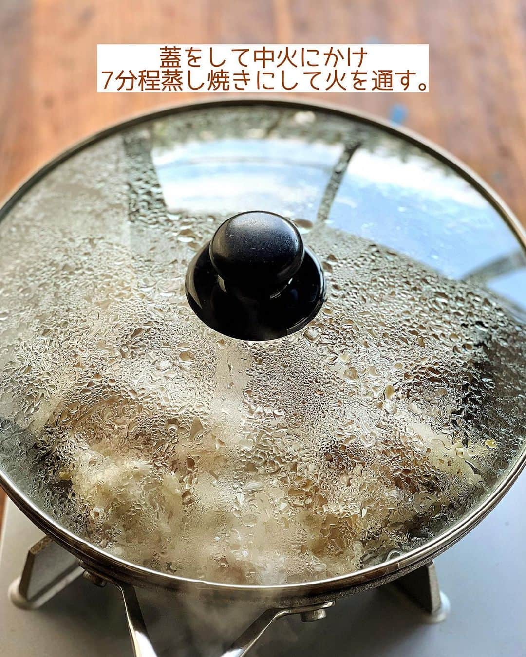 Mizuki【料理ブロガー・簡単レシピ】さんのインスタグラム写真 - (Mizuki【料理ブロガー・簡単レシピ】Instagram)「・フライパン放置で完成🍳 ⁡ ［#レシピ ］ ーーーーーーーーーーーーーーーーーーーー ごまだれで！豚バラもやしのフライパン蒸し ーーーーーーーーーーーーーーーーーーーー ⁡ ⁡ ⁡ おはようございます☺️ ⁡ 昨日リールでご紹介したレシピの 静止画バージョンです✨ ⁡ ⁡ ▼ ▼ ▼ ▼ ▼ ▼ ⁡ ⁡ ほったらかし🤭 \ 豚バラもやしのフライパン蒸し / ⁡ 豚バラ×もやしでコスパ抜群💕 材料入れたら放置で完成！の 超簡単ヘルシーレシピです✨ お酒で蒸すと香りがよくなり お肉がやわらか〜く仕上がりますよ♩ ⁡ ごまだれもおいしいので よかったらお試し下さいね😋 ⁡ ⁡ ⁡ ⋱⋰ ⋱⋰ ⋱⋰ ⋱⋰ ⋱⋰ ⋱⋰ ⋱⋰ 📍簡単・時短・節約レシピ更新中  #Threads もこちらから▼ @mizuki_31cafe ⁡ 📍謎の暮らし＆変なライブ垢 @mizuki_kurashi ⋱⋰ ⋱⋰ ⋱⋰ ⋱⋰ ⋱⋰ ⋱⋰ ⋱⋰ ⁡ ⁡ ⁡ ＿＿＿＿＿＿＿＿＿＿＿＿＿＿＿＿＿＿＿ 【2人分】 豚バラ薄切り肉...150g もやし...1袋(200g) 酒...大2 ●すりごま...大2 ●醤油...大1.5 ●酢...大1 ●砂糖・ごま油...小2 ねぎ(小口切り)...適量 ⁡ 1.●を合わせてごまだれを作る。豚肉は7cm長さに切る。 2.フライパンにもやしを広げ、豚肉をなるべく重ならないようにのせ、酒を振る。 3.蓋をして中火にかけ、7分程蒸し焼きにし、火が通ったら1のごまだれとねぎをかけて食べる。 ￣￣￣￣￣￣￣￣￣￣￣￣￣￣￣￣￣￣￣ ⁡ ⁡ 《ポイント》 ♦︎直径26cmのフライパンを使用しています♩ ♦︎豚肉はなるべく重ならないように広げてのせてください♩ ♦︎今回はごまだれをかけましたが、ポン酢をかけるだけでもおいしいです♩ ⁡ ⁡ ⁡ ⁡ ⁡ ⁡ 💬 #Threads はじめました📱 レシピ未満の料理と 変な暮らしを綴っています✍️ ゆるっと繋がりましょう🥰 ⁡ ⁡ ⁡ ⁡ ⋱⋰ ⋱⋰ ⋱⋰ ⋱⋰ ⋱⋰ ⋱⋰ ⋱⋰  愛用している調理器具・器など   #楽天ROOMに載せてます ‎𐩢𐩺  (ハイライトから飛べます🕊️) ⋱⋰ ⋱⋰ ⋱⋰ ⋱⋰ ⋱⋰ ⋱⋰ ⋱⋰ ⁡ ⁡ ⁡ ⁡ ⁡ ⁡ ✼••┈┈┈┈┈••✼••┈┈┈┈┈••✼ 今日のごはんこれに決まり！ ‎𓊆#Mizukiのレシピノート 500品𓊇 ✼••┈┈┈┈┈••✼••┈┈┈┈┈••✼ ⁡ ˗ˏˋ おかげさまで25万部突破 ˎˊ˗ 料理レシピ本大賞準大賞を受賞しました✨ ⁡ 6000点の中からレシピを厳選し まさかの【500レシピ掲載】 肉や魚のメインおかずはもちろん 副菜、丼、麺、スープ、お菓子 ハレの日のレシピ、鍋のレシピまで 全てこの一冊で完結 𓌉◯𓇋 (全国の書店・ネット書店で発売中) ⁡ ⁡ ⁡ ⁡ ⁡ #豚バラもやしのフライパン蒸しm #フライパン蒸し #豚肉 #豚肉レシピ #もやし #もやしレシピ #ごまだれ #ヘルシー #ヘルシー料理 #節約料理 #簡単料理  #時短料理 #料理 #mizukiレシピ  #アルモンデ #時短レシピ #節約レシピ #簡単レシピ」7月10日 6時32分 - mizuki_31cafe