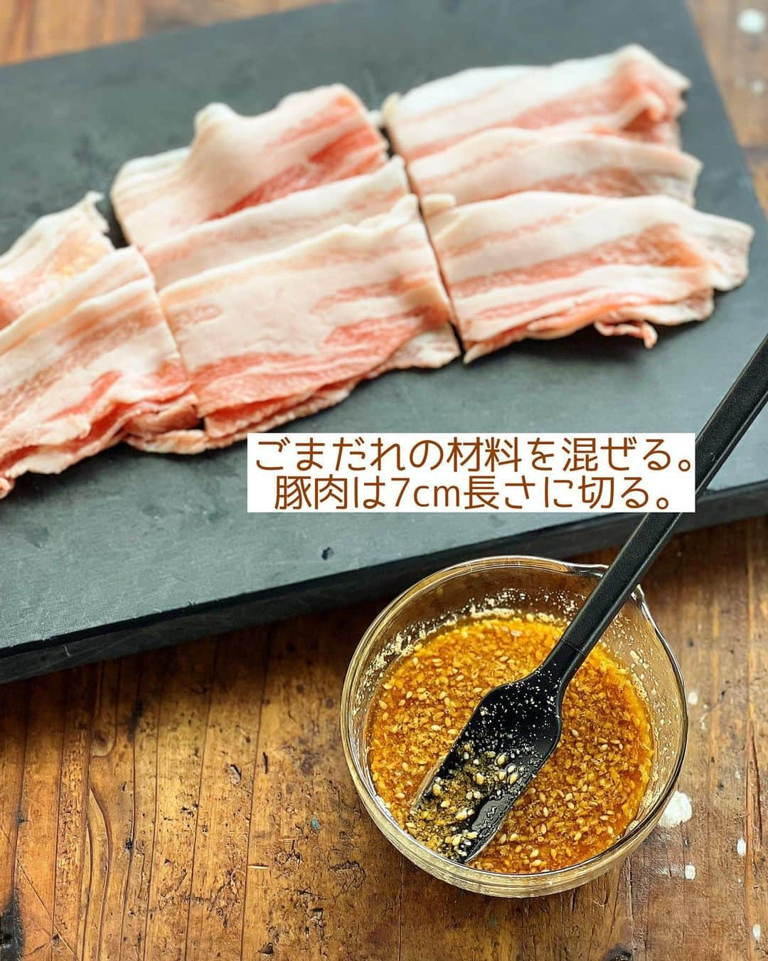 Mizuki【料理ブロガー・簡単レシピ】さんのインスタグラム写真 - (Mizuki【料理ブロガー・簡単レシピ】Instagram)「・フライパン放置で完成🍳 ⁡ ［#レシピ ］ ーーーーーーーーーーーーーーーーーーーー ごまだれで！豚バラもやしのフライパン蒸し ーーーーーーーーーーーーーーーーーーーー ⁡ ⁡ ⁡ おはようございます☺️ ⁡ 昨日リールでご紹介したレシピの 静止画バージョンです✨ ⁡ ⁡ ▼ ▼ ▼ ▼ ▼ ▼ ⁡ ⁡ ほったらかし🤭 \ 豚バラもやしのフライパン蒸し / ⁡ 豚バラ×もやしでコスパ抜群💕 材料入れたら放置で完成！の 超簡単ヘルシーレシピです✨ お酒で蒸すと香りがよくなり お肉がやわらか〜く仕上がりますよ♩ ⁡ ごまだれもおいしいので よかったらお試し下さいね😋 ⁡ ⁡ ⁡ ⋱⋰ ⋱⋰ ⋱⋰ ⋱⋰ ⋱⋰ ⋱⋰ ⋱⋰ 📍簡単・時短・節約レシピ更新中  #Threads もこちらから▼ @mizuki_31cafe ⁡ 📍謎の暮らし＆変なライブ垢 @mizuki_kurashi ⋱⋰ ⋱⋰ ⋱⋰ ⋱⋰ ⋱⋰ ⋱⋰ ⋱⋰ ⁡ ⁡ ⁡ ＿＿＿＿＿＿＿＿＿＿＿＿＿＿＿＿＿＿＿ 【2人分】 豚バラ薄切り肉...150g もやし...1袋(200g) 酒...大2 ●すりごま...大2 ●醤油...大1.5 ●酢...大1 ●砂糖・ごま油...小2 ねぎ(小口切り)...適量 ⁡ 1.●を合わせてごまだれを作る。豚肉は7cm長さに切る。 2.フライパンにもやしを広げ、豚肉をなるべく重ならないようにのせ、酒を振る。 3.蓋をして中火にかけ、7分程蒸し焼きにし、火が通ったら1のごまだれとねぎをかけて食べる。 ￣￣￣￣￣￣￣￣￣￣￣￣￣￣￣￣￣￣￣ ⁡ ⁡ 《ポイント》 ♦︎直径26cmのフライパンを使用しています♩ ♦︎豚肉はなるべく重ならないように広げてのせてください♩ ♦︎今回はごまだれをかけましたが、ポン酢をかけるだけでもおいしいです♩ ⁡ ⁡ ⁡ ⁡ ⁡ ⁡ 💬 #Threads はじめました📱 レシピ未満の料理と 変な暮らしを綴っています✍️ ゆるっと繋がりましょう🥰 ⁡ ⁡ ⁡ ⁡ ⋱⋰ ⋱⋰ ⋱⋰ ⋱⋰ ⋱⋰ ⋱⋰ ⋱⋰  愛用している調理器具・器など   #楽天ROOMに載せてます ‎𐩢𐩺  (ハイライトから飛べます🕊️) ⋱⋰ ⋱⋰ ⋱⋰ ⋱⋰ ⋱⋰ ⋱⋰ ⋱⋰ ⁡ ⁡ ⁡ ⁡ ⁡ ⁡ ✼••┈┈┈┈┈••✼••┈┈┈┈┈••✼ 今日のごはんこれに決まり！ ‎𓊆#Mizukiのレシピノート 500品𓊇 ✼••┈┈┈┈┈••✼••┈┈┈┈┈••✼ ⁡ ˗ˏˋ おかげさまで25万部突破 ˎˊ˗ 料理レシピ本大賞準大賞を受賞しました✨ ⁡ 6000点の中からレシピを厳選し まさかの【500レシピ掲載】 肉や魚のメインおかずはもちろん 副菜、丼、麺、スープ、お菓子 ハレの日のレシピ、鍋のレシピまで 全てこの一冊で完結 𓌉◯𓇋 (全国の書店・ネット書店で発売中) ⁡ ⁡ ⁡ ⁡ ⁡ #豚バラもやしのフライパン蒸しm #フライパン蒸し #豚肉 #豚肉レシピ #もやし #もやしレシピ #ごまだれ #ヘルシー #ヘルシー料理 #節約料理 #簡単料理  #時短料理 #料理 #mizukiレシピ  #アルモンデ #時短レシピ #節約レシピ #簡単レシピ」7月10日 6時32分 - mizuki_31cafe