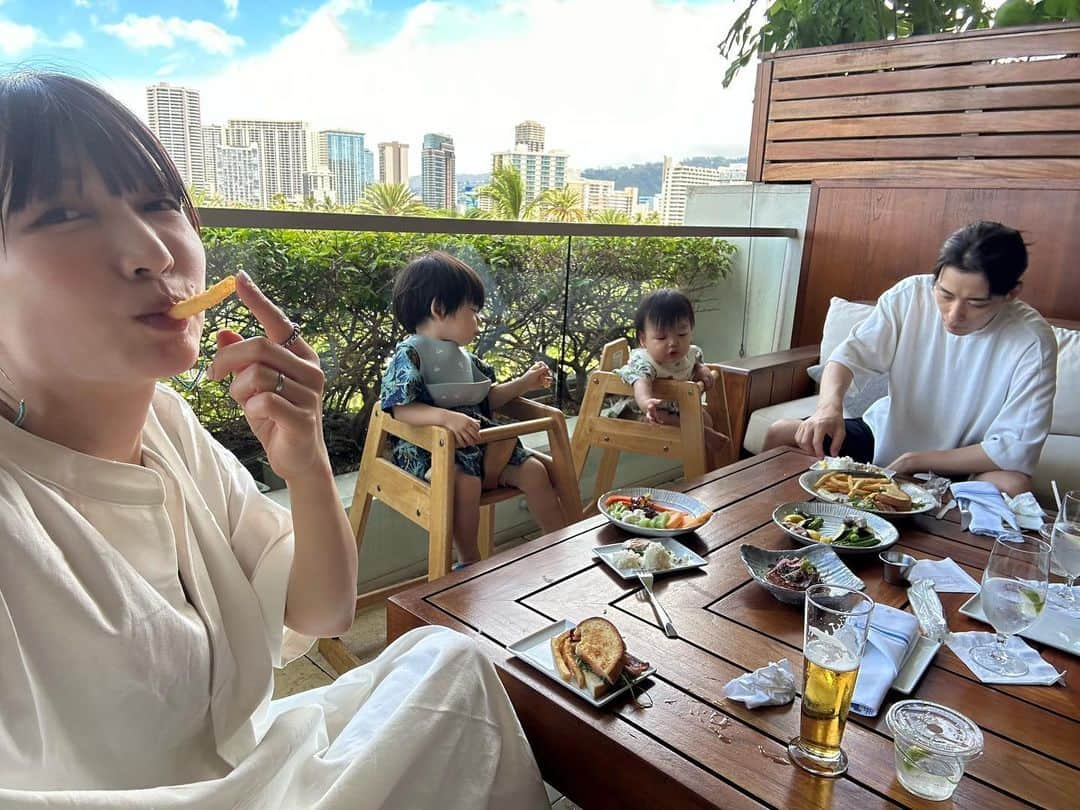 桃さんのインスタグラム写真 - (桃Instagram)「ハワイに来てます🌺初家族4人海外旅行👏🏻👏🏻👏🏻  1枚目はTRUMP HOTEL出てすぐのワイキキビーチ🏖️ 2枚目以降は着いてすぐ初日のランチ🍽️ TRUMP HOTEL内にあるWaioluってお店の雰囲気がすごく良かった👏🏻ひろーいソファー席。 キッズたちは汚すと怖いのでベビーチェアを用意してもらったんだけど、いつもより高い位置で楽しそうな2人👶🏻 6枚目は2人揃っていただきますのパッチン👏🏻（かわいすぎるー）  カリッカリのベーコンが入ったBLTが絶品でした🤤❤️ 子供達が食べられるメニューのお魚も最高🤙🏻2人とも嬉しそうにバクバク食べてた😋  私自身久しぶりの海外で、1歳2歳を連れてのハワイはかなりドキドキだったんだけど、NEWTさんの手厚いサポートにより、今の所かなり順調にめちゃくちゃ楽しんでます🙏🏻 アプリで簡単に予約できて、LINEでなんでも相談にのってもらえるNEWT、おすすめです。 #ハワイ旅行 #newtでハワイ @newt_guide #sponseredbynewt #trumpwaikiki #たろじろ #ワイキキ #1歳2ヶ月 #2歳2ヶ月 #38歳 #32歳」7月10日 6時45分 - momo.official