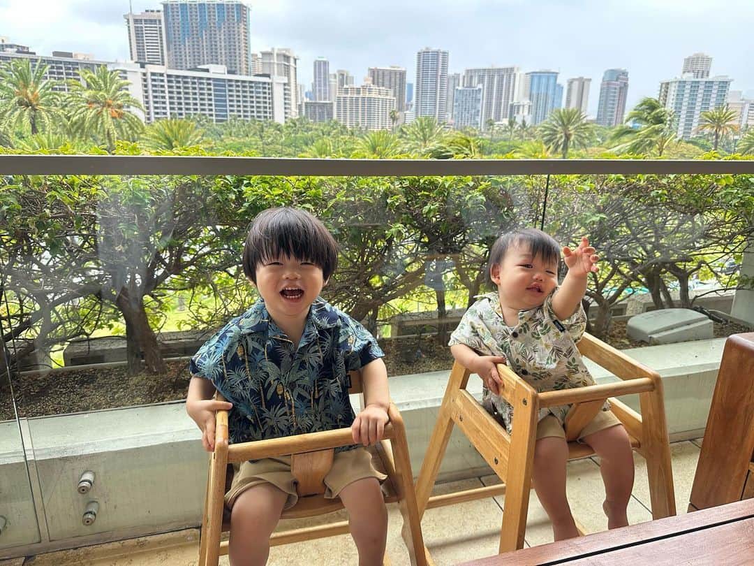 桃さんのインスタグラム写真 - (桃Instagram)「ハワイに来てます🌺初家族4人海外旅行👏🏻👏🏻👏🏻  1枚目はTRUMP HOTEL出てすぐのワイキキビーチ🏖️ 2枚目以降は着いてすぐ初日のランチ🍽️ TRUMP HOTEL内にあるWaioluってお店の雰囲気がすごく良かった👏🏻ひろーいソファー席。 キッズたちは汚すと怖いのでベビーチェアを用意してもらったんだけど、いつもより高い位置で楽しそうな2人👶🏻 6枚目は2人揃っていただきますのパッチン👏🏻（かわいすぎるー）  カリッカリのベーコンが入ったBLTが絶品でした🤤❤️ 子供達が食べられるメニューのお魚も最高🤙🏻2人とも嬉しそうにバクバク食べてた😋  私自身久しぶりの海外で、1歳2歳を連れてのハワイはかなりドキドキだったんだけど、NEWTさんの手厚いサポートにより、今の所かなり順調にめちゃくちゃ楽しんでます🙏🏻 アプリで簡単に予約できて、LINEでなんでも相談にのってもらえるNEWT、おすすめです。 #ハワイ旅行 #newtでハワイ @newt_guide #sponseredbynewt #trumpwaikiki #たろじろ #ワイキキ #1歳2ヶ月 #2歳2ヶ月 #38歳 #32歳」7月10日 6時45分 - momo.official