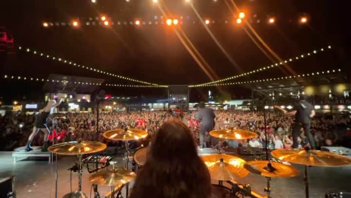 テイラー・モンセンのインスタグラム：「Drummer pov…#goingtohell @summerfest 📸 @theartistsg」