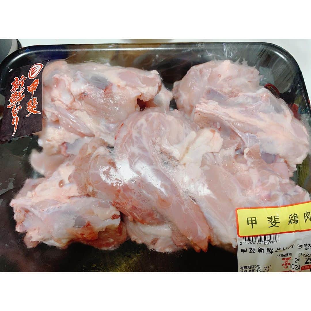 佐山万里菜さんのインスタグラム写真 - (佐山万里菜Instagram)「🍽#シェフ佐山 🍽  新生姜で初めての紅生姜作り！！ 新生姜安くGET出来たから、 初紅生姜作りに挑戦✨ めちゃくちゃいい感じ💯 うまうまーーっ😍 . 鶏ガラもGETしたから圧力鍋でスープ作り‼️ 何でも挑戦してみるのがおもろいね✨ 学びが多い☺️ . . 週始めから早出。。 朝からめちゃくちゃ暑いやないかーい🥵🥵🥵 今日を生き延びよう‼️ 5時台の電車は、眠い💤 6時台の山手線……普通に混んでる😭　 気持ち強めで頑張ろ👊  🎶今日を生きる　全ての人に 幸せだと思える瞬間がありますよーに🎶  #アスリート#筋肉 #腹筋 #トレーニング #減量#ダイエット#instagood #ライフスタイル #うまい #アスリート飯 #ダイエットメニュー  #料理  #節約 #いいね #食トレ#ヘルシーメニュー  #food #diet #good  #自炊 #簡単 #食事  #新生姜 #紅生姜 #鶏ガラ」7月10日 6時41分 - sayama.19