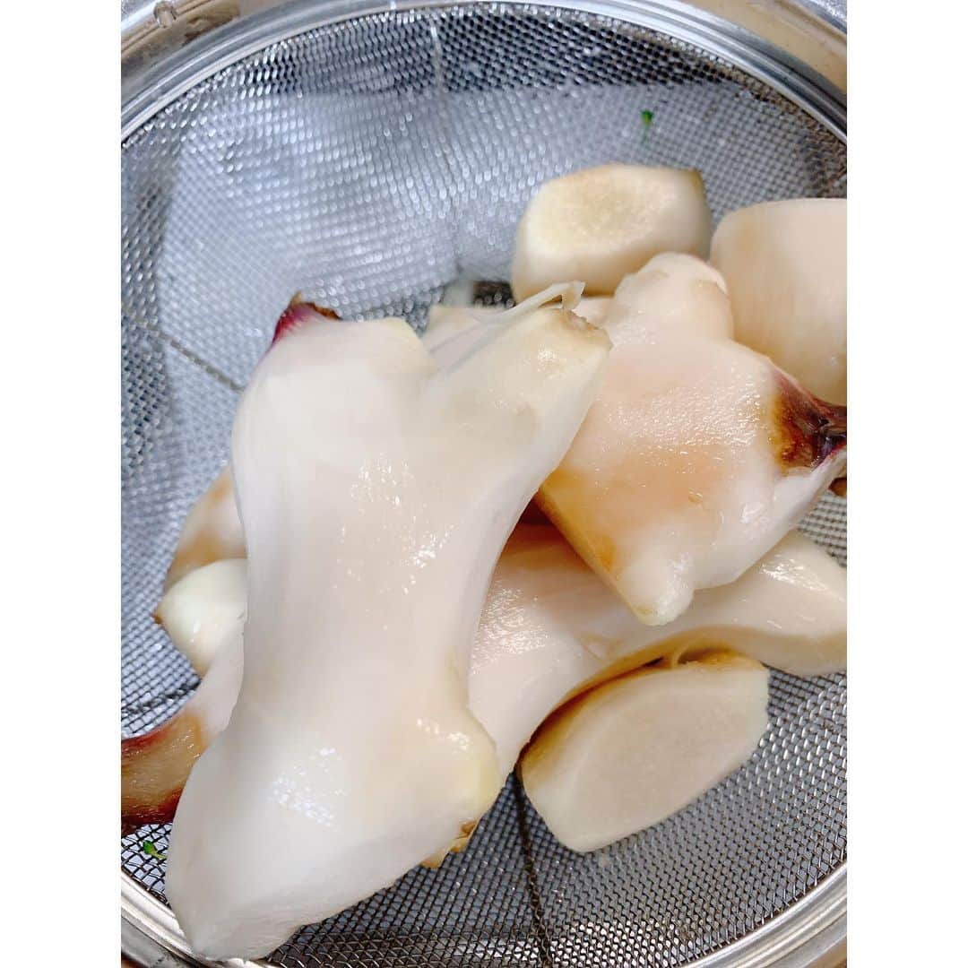 佐山万里菜さんのインスタグラム写真 - (佐山万里菜Instagram)「🍽#シェフ佐山 🍽  新生姜で初めての紅生姜作り！！ 新生姜安くGET出来たから、 初紅生姜作りに挑戦✨ めちゃくちゃいい感じ💯 うまうまーーっ😍 . 鶏ガラもGETしたから圧力鍋でスープ作り‼️ 何でも挑戦してみるのがおもろいね✨ 学びが多い☺️ . . 週始めから早出。。 朝からめちゃくちゃ暑いやないかーい🥵🥵🥵 今日を生き延びよう‼️ 5時台の電車は、眠い💤 6時台の山手線……普通に混んでる😭　 気持ち強めで頑張ろ👊  🎶今日を生きる　全ての人に 幸せだと思える瞬間がありますよーに🎶  #アスリート#筋肉 #腹筋 #トレーニング #減量#ダイエット#instagood #ライフスタイル #うまい #アスリート飯 #ダイエットメニュー  #料理  #節約 #いいね #食トレ#ヘルシーメニュー  #food #diet #good  #自炊 #簡単 #食事  #新生姜 #紅生姜 #鶏ガラ」7月10日 6時41分 - sayama.19