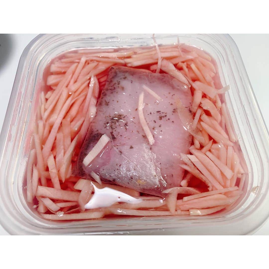 佐山万里菜さんのインスタグラム写真 - (佐山万里菜Instagram)「🍽#シェフ佐山 🍽  新生姜で初めての紅生姜作り！！ 新生姜安くGET出来たから、 初紅生姜作りに挑戦✨ めちゃくちゃいい感じ💯 うまうまーーっ😍 . 鶏ガラもGETしたから圧力鍋でスープ作り‼️ 何でも挑戦してみるのがおもろいね✨ 学びが多い☺️ . . 週始めから早出。。 朝からめちゃくちゃ暑いやないかーい🥵🥵🥵 今日を生き延びよう‼️ 5時台の電車は、眠い💤 6時台の山手線……普通に混んでる😭　 気持ち強めで頑張ろ👊  🎶今日を生きる　全ての人に 幸せだと思える瞬間がありますよーに🎶  #アスリート#筋肉 #腹筋 #トレーニング #減量#ダイエット#instagood #ライフスタイル #うまい #アスリート飯 #ダイエットメニュー  #料理  #節約 #いいね #食トレ#ヘルシーメニュー  #food #diet #good  #自炊 #簡単 #食事  #新生姜 #紅生姜 #鶏ガラ」7月10日 6時41分 - sayama.19