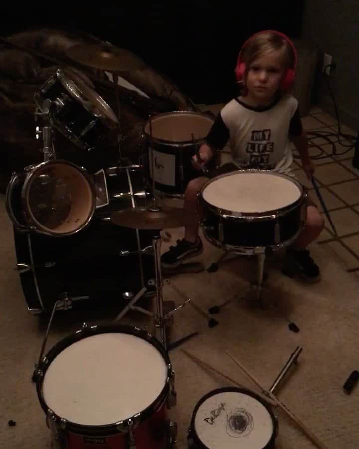 ケイト・ハドソンのインスタグラム：「Bing is 12 today! My drummer baby. From the first time he played the kick drum, to his smoother pre-teen drumming ways. He plays the drums like he walks through life, sharp, vibrant, caring, dedicated and always perfectly wild and unpredictable! Happy Birthday to my sweet Bing 🎉🎂We love you!」