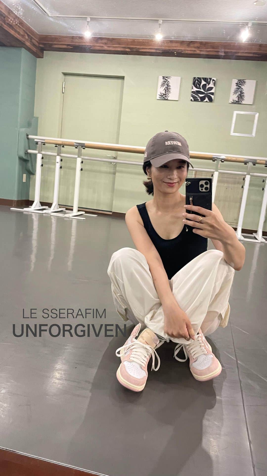 三笠 真由のインスタグラム：「⁡ LE SSERAFIMのUNFORGIVEN踊りました。 ⁡ 本当疲れるし 汗だくだけど めちゃくちゃたのしー❤︎ ⁡ 今回はレッスンというより部活のような感じで 振りを入れました✳︎ おとなダンス部 部員募集中だよw 一緒に踊ってくれる人が増えたら幸❤︎ ⁡ ⁡ ⁡ #ダンス動画 #ダンス初心者 #kpopダンス #kpopダンスカバー #完コピ #大人ダンス  #大人ダンス部 #大人のダンス #40代ダンス #ダンス始めました　#ママダンス  #ルセラフィム #ルセラフィムダンス #lesserafim #unforgiven #大人の習い事 #大人の習い事東京」