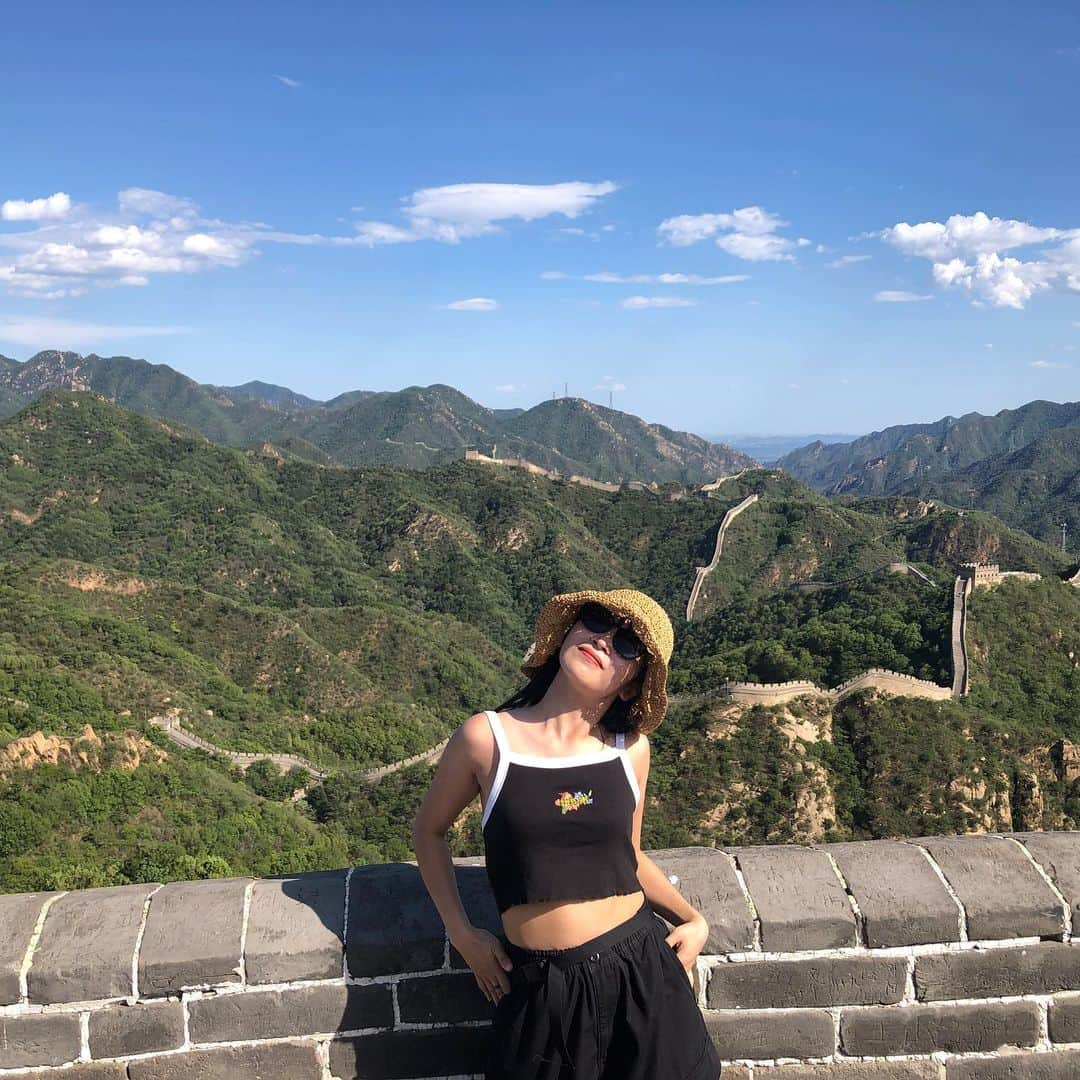 マナさんのインスタグラム写真 - (マナInstagram)「Great Wallは感動したに🦚 Now I’m on tour in China ❤️  #グローバルWiFi #globalwifi  #gobeyonder #GOBEYOND #chai #chaiband #neokawaii #ｎｅｏかわいい #china」7月10日 7時11分 - chaimanakana3333