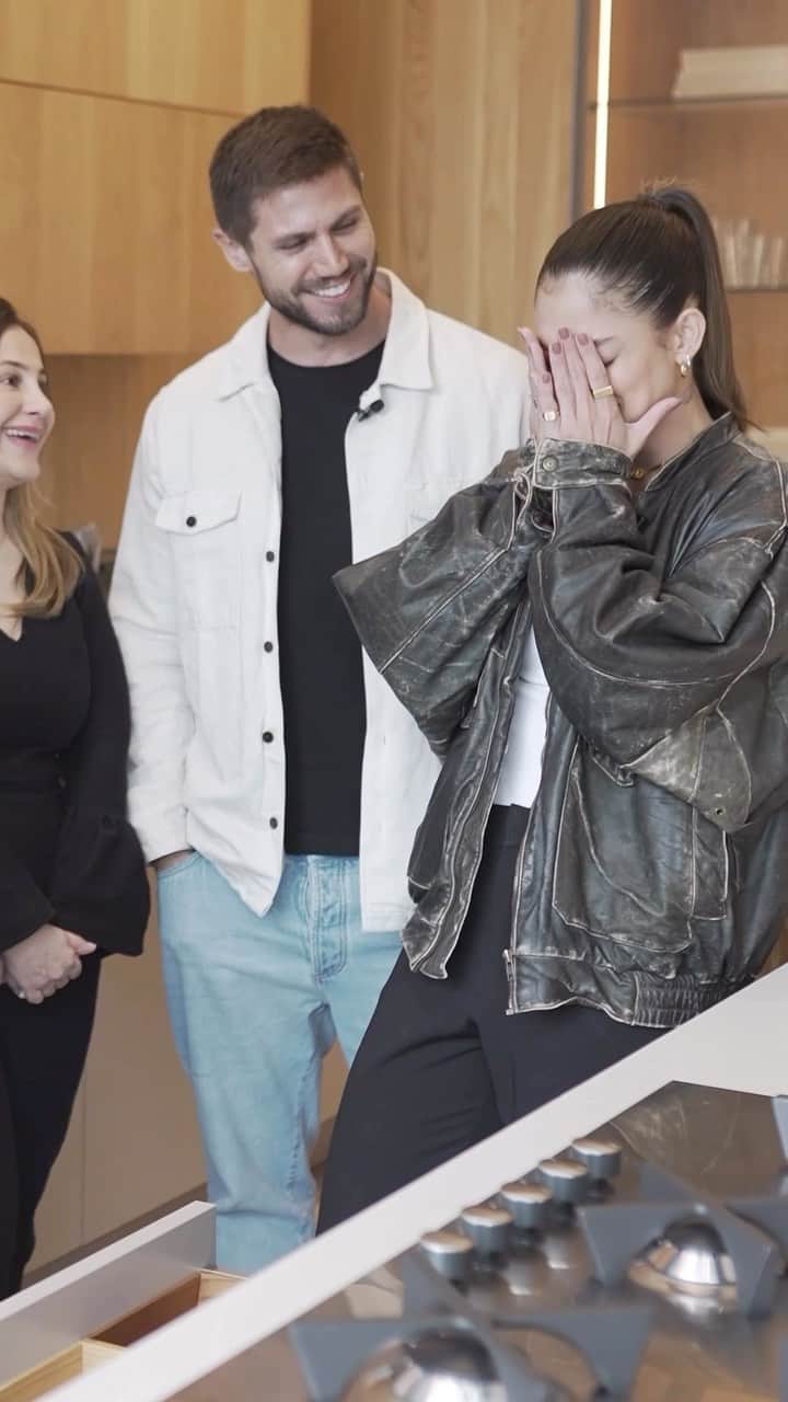 Jonas Sulzbachのインスタグラム：「Planejados escolhidos com sucesso! Mais uma fase decidida e cá entre nós, muito bem decidida! Escolhemos a @florenseoficial para casa inteira, quando se trata de beleza, qualidade e durabilidade eles entregam tudo! Ansiosa pra ver o resultado 🫶🏻 Vem ver no YouTube e já conta se vocês gostaram das nossas escolhas! Link na bio!」