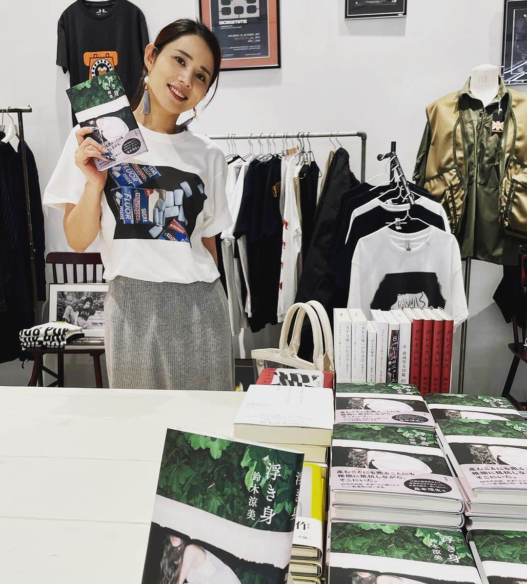 鈴木涼美さんのインスタグラム写真 - (鈴木涼美Instagram)「Book signing at cotogotobooks pop up store in Shibuya Parco. Available from the website:) ▷ https://cotogotobooks.stores.jp/items/648cfa841c3f4f00315f6dfa #cotogoto #parco #booksigning  #片岡義男tシャツ」7月10日 7時11分 - suzumisuzuki