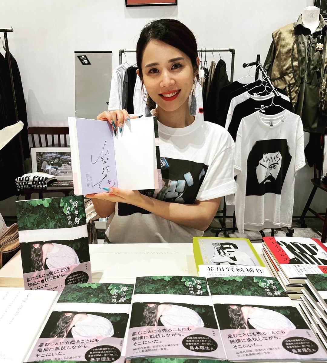 鈴木涼美のインスタグラム：「Book signing at cotogotobooks pop up store in Shibuya Parco. Available from the website:) ▷ https://cotogotobooks.stores.jp/items/648cfa841c3f4f00315f6dfa #cotogoto #parco #booksigning  #片岡義男tシャツ」