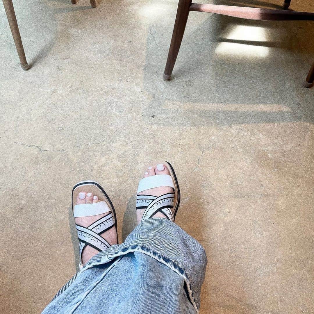 のインスタグラム：「この夏1番履いてるサンダル🐕」