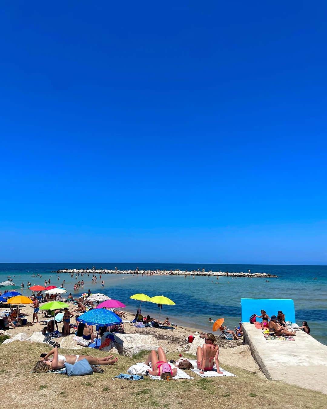ペ・ジョンナムさんのインスタグラム写真 - (ペ・ジョンナムInstagram)「chill…⛱️⛱️⛱️☀️🏝️👙🩲🍹🍸」7月10日 7時06分 - jungnam_bae
